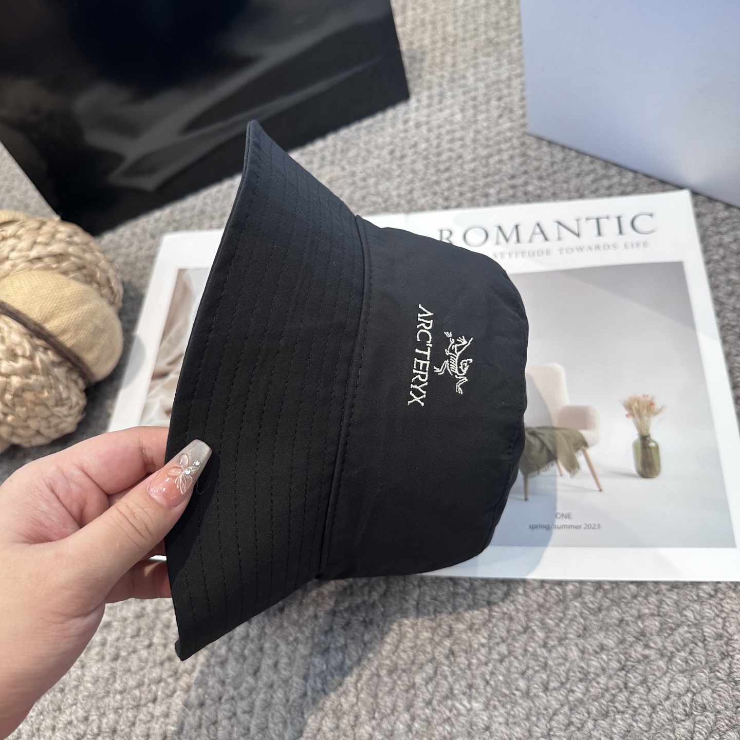  始祖鸟 渔夫帽轻盈透气
潮流百搭，小红书种草，毒药
Get上你们的男朋友，一起cool