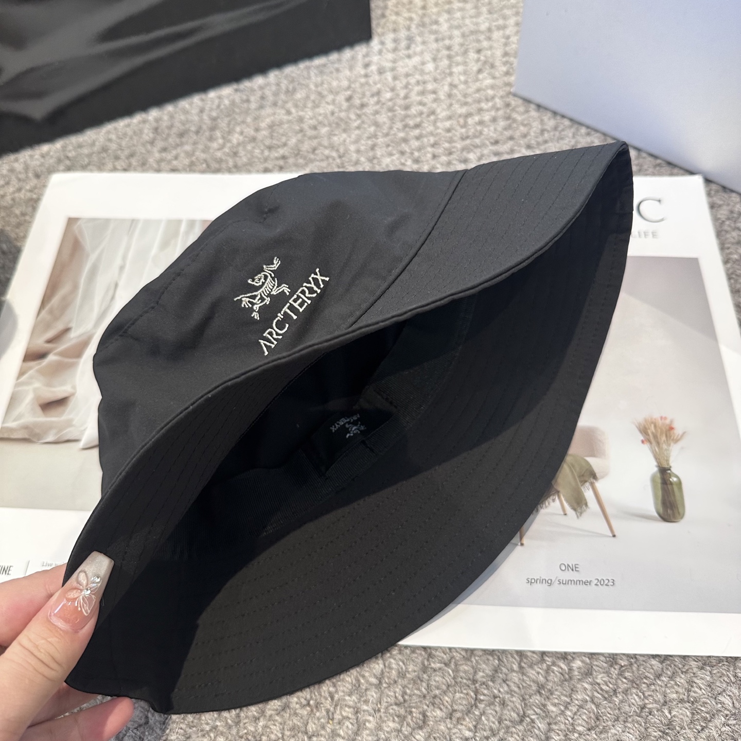  始祖鸟 渔夫帽轻盈透气
潮流百搭，小红书种草，毒药
Get上你们的男朋友，一起cool