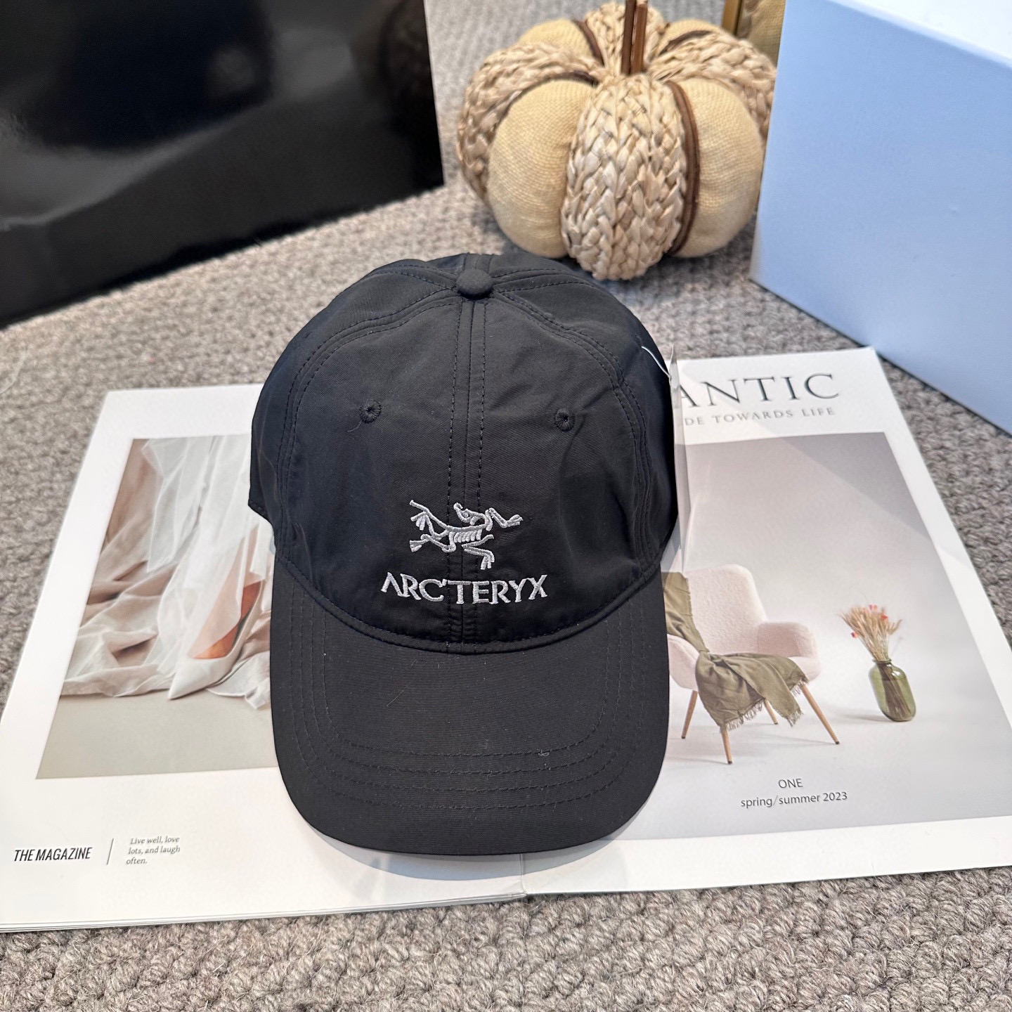 💰90 ARCTERYX SMALL BIRD HAT 始祖鸟刺绣标弯檐棒球帽轻量帽子防晒帽遮阳帽情侣款SMALL BIRD帽子四季皆宜,性能持久。适合越野跑、徒步、登山滑雪和在营地休息时佩戴,高山和山下活动中均可使用。这款经典的棒球帽设计升级,采用富有弹性的平纹涤纶技术面料——具有与Konseal攀登安全带同款的高性能网格结构,带来通风透气、富有弹性和经久耐用的体验。Sacermesh头带可吸湿排汗,后侧可通过TU衬垫和简洁速放扣调节松紧度。新增TU衬垫调节扣,更耐用、更贴合。
尺码:均码(男女同款)