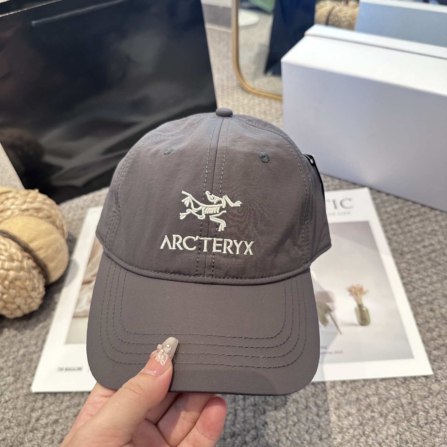 💰90 ARCTERYX SMALL BIRD HAT 始祖鸟刺绣标弯檐棒球帽轻量帽子防晒帽遮阳帽情侣款SMALL BIRD帽子四季皆宜,性能持久。适合越野跑、徒步、登山滑雪和在营地休息时佩戴,高山和山下活动中均可使用。这款经典的棒球帽设计升级,采用富有弹性的平纹涤纶技术面料——具有与Konseal攀登安全带同款的高性能网格结构,带来通风透气、富有弹性和经久耐用的体验。Sacermesh头带可吸湿排汗,后侧可通过TU衬垫和简洁速放扣调节松紧度。新增TU衬垫调节扣,更耐用、更贴合。
尺码:均码(男女同款)