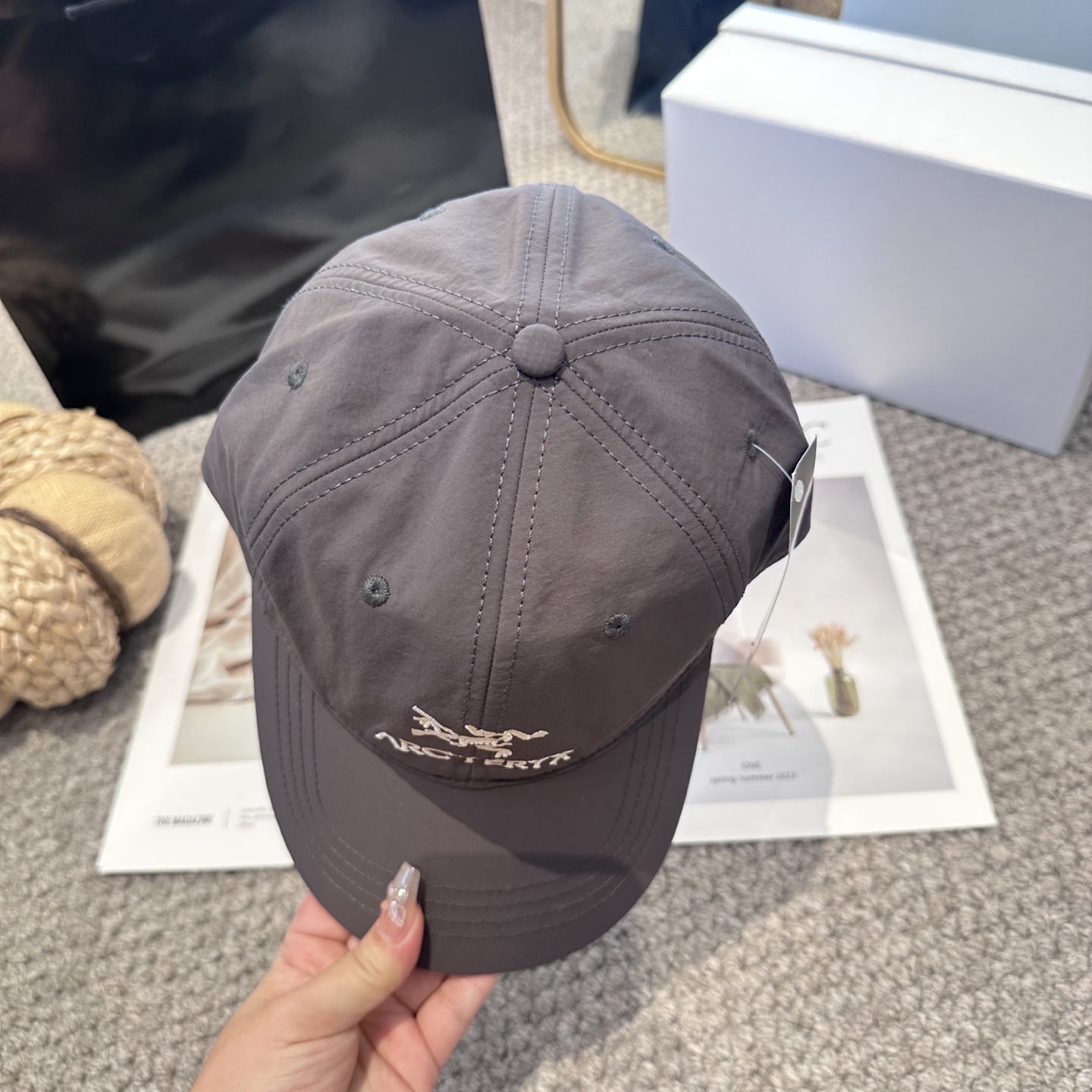 💰90 ARCTERYX SMALL BIRD HAT 始祖鸟刺绣标弯檐棒球帽轻量帽子防晒帽遮阳帽情侣款SMALL BIRD帽子四季皆宜,性能持久。适合越野跑、徒步、登山滑雪和在营地休息时佩戴,高山和山下活动中均可使用。这款经典的棒球帽设计升级,采用富有弹性的平纹涤纶技术面料——具有与Konseal攀登安全带同款的高性能网格结构,带来通风透气、富有弹性和经久耐用的体验。Sacermesh头带可吸湿排汗,后侧可通过TU衬垫和简洁速放扣调节松紧度。新增TU衬垫调节扣,更耐用、更贴合。
尺码:均码(男女同款)