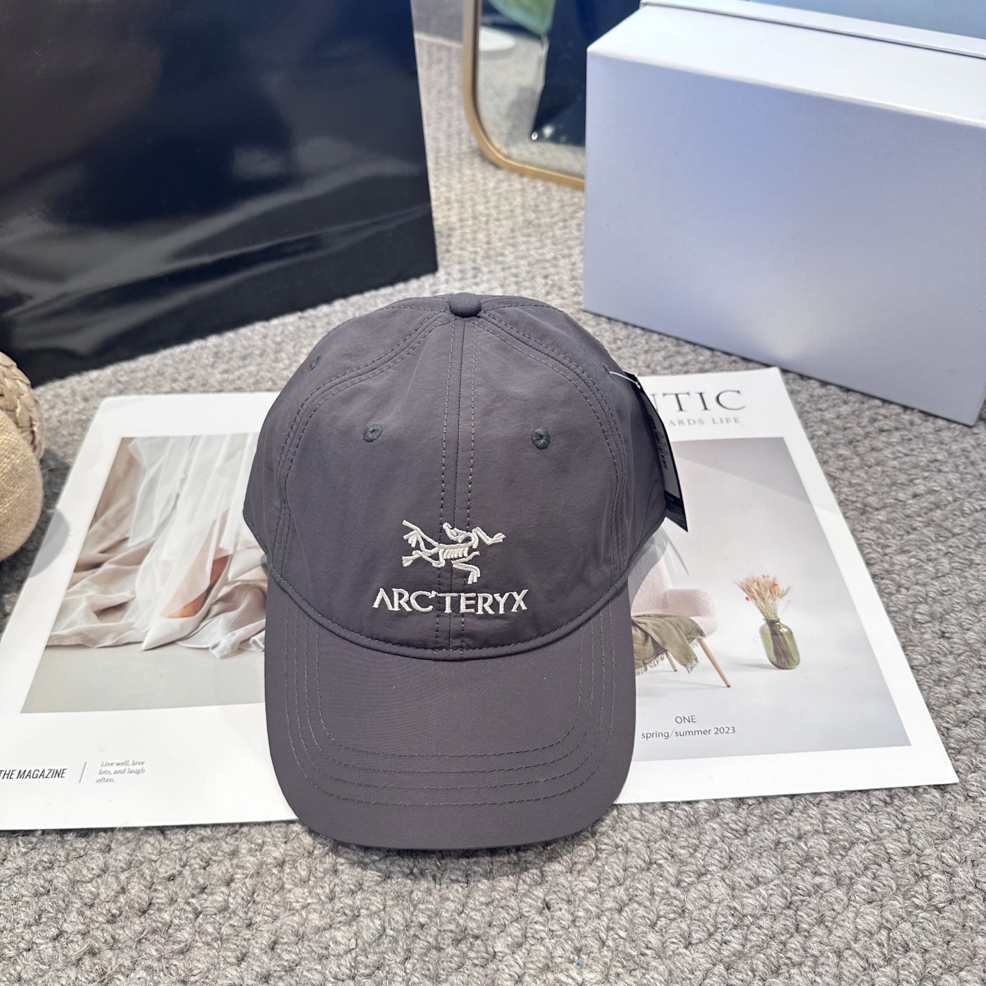 💰90 ARCTERYX SMALL BIRD HAT 始祖鸟刺绣标弯檐棒球帽轻量帽子防晒帽遮阳帽情侣款SMALL BIRD帽子四季皆宜,性能持久。适合越野跑、徒步、登山滑雪和在营地休息时佩戴,高山和山下活动中均可使用。这款经典的棒球帽设计升级,采用富有弹性的平纹涤纶技术面料——具有与Konseal攀登安全带同款的高性能网格结构,带来通风透气、富有弹性和经久耐用的体验。Sacermesh头带可吸湿排汗,后侧可通过TU衬垫和简洁速放扣调节松紧度。新增TU衬垫调节扣,更耐用、更贴合。
尺码:均码(男女同款)
