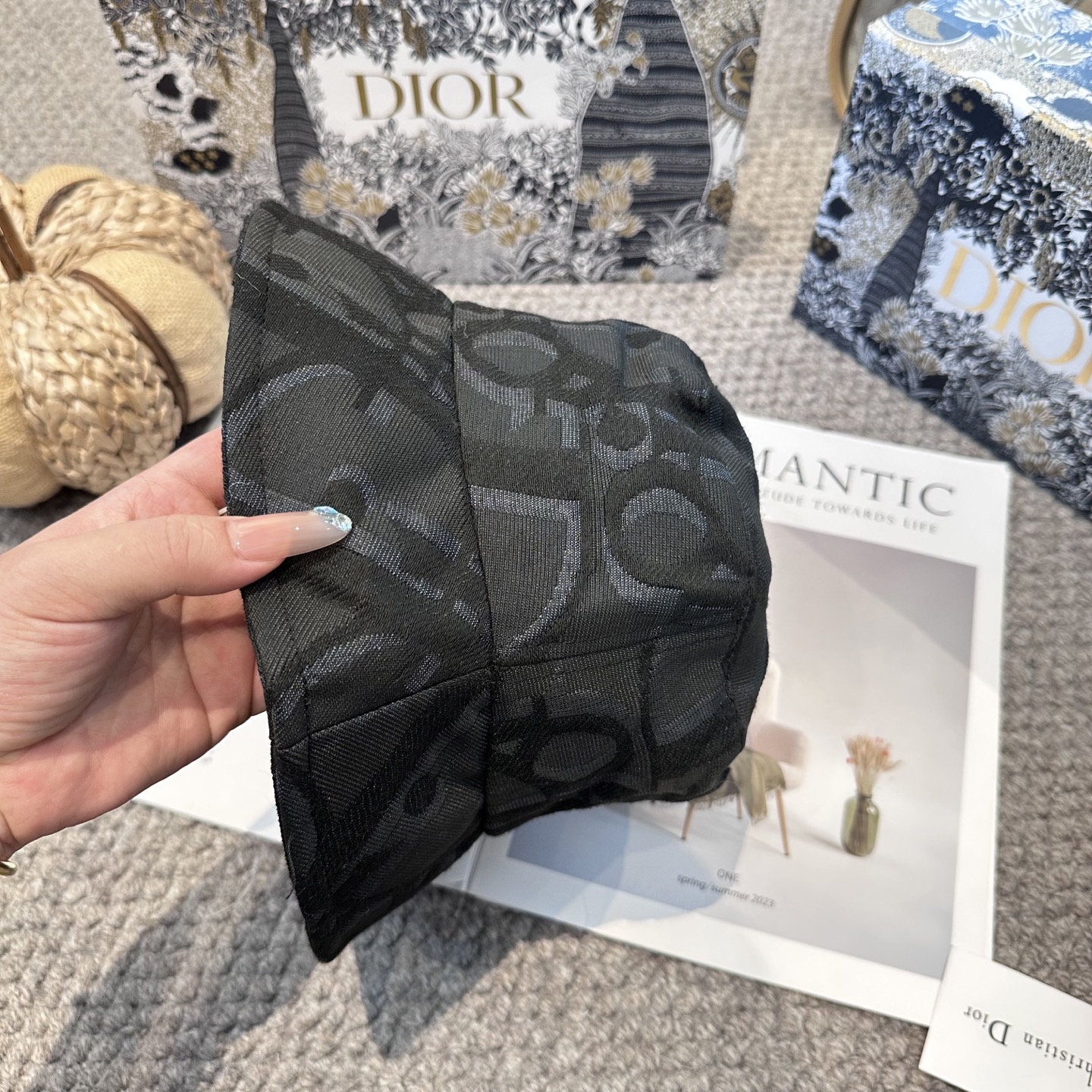 P70 迪奥Dior 官网最新老花 迪奥logo渔夫帽，防晒指数超高，特别显脸小，有型不软塌，可随意折叠，携带方便🤗