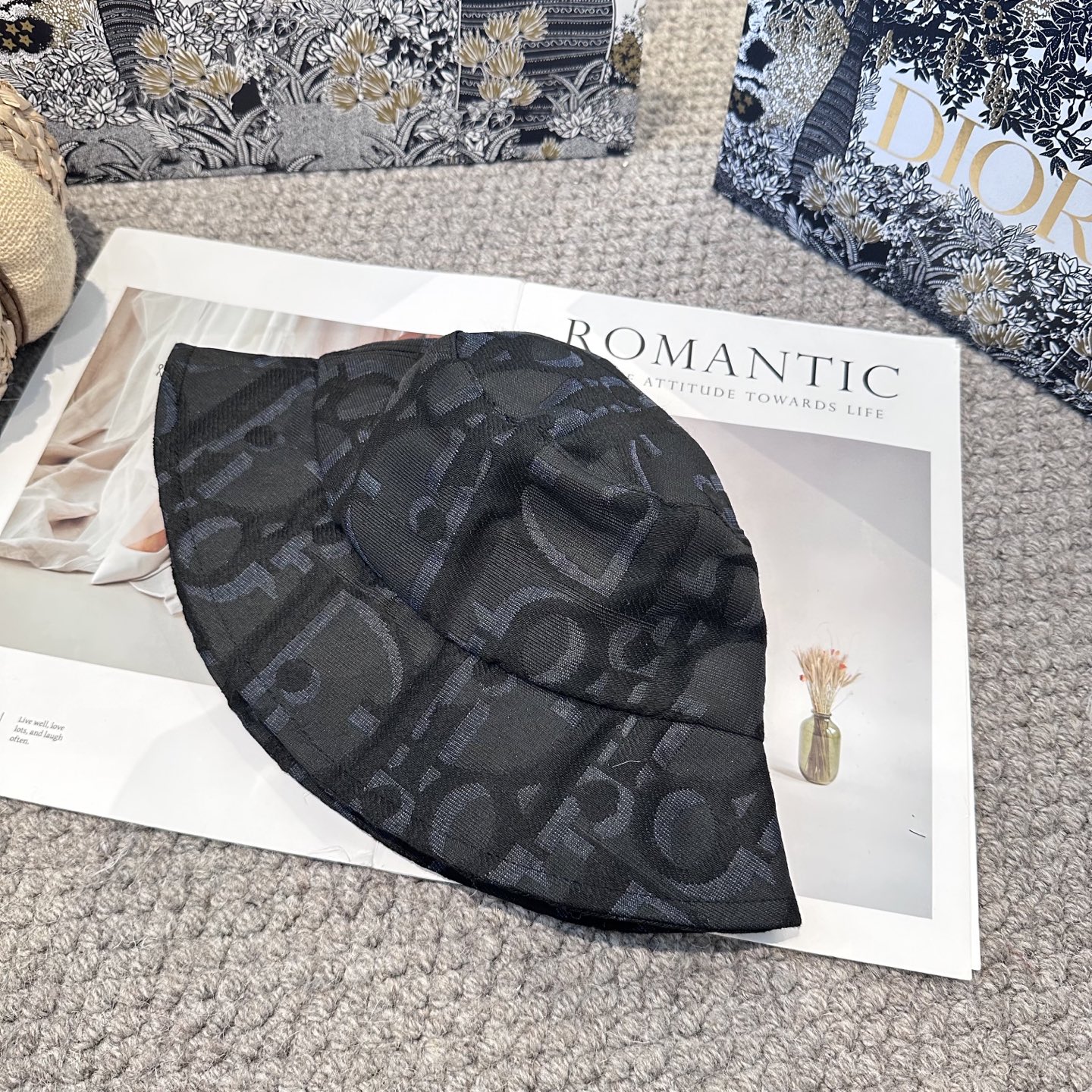 P70 迪奥Dior 官网最新老花 迪奥logo渔夫帽，防晒指数超高，特别显脸小，有型不软塌，可随意折叠，携带方便🤗