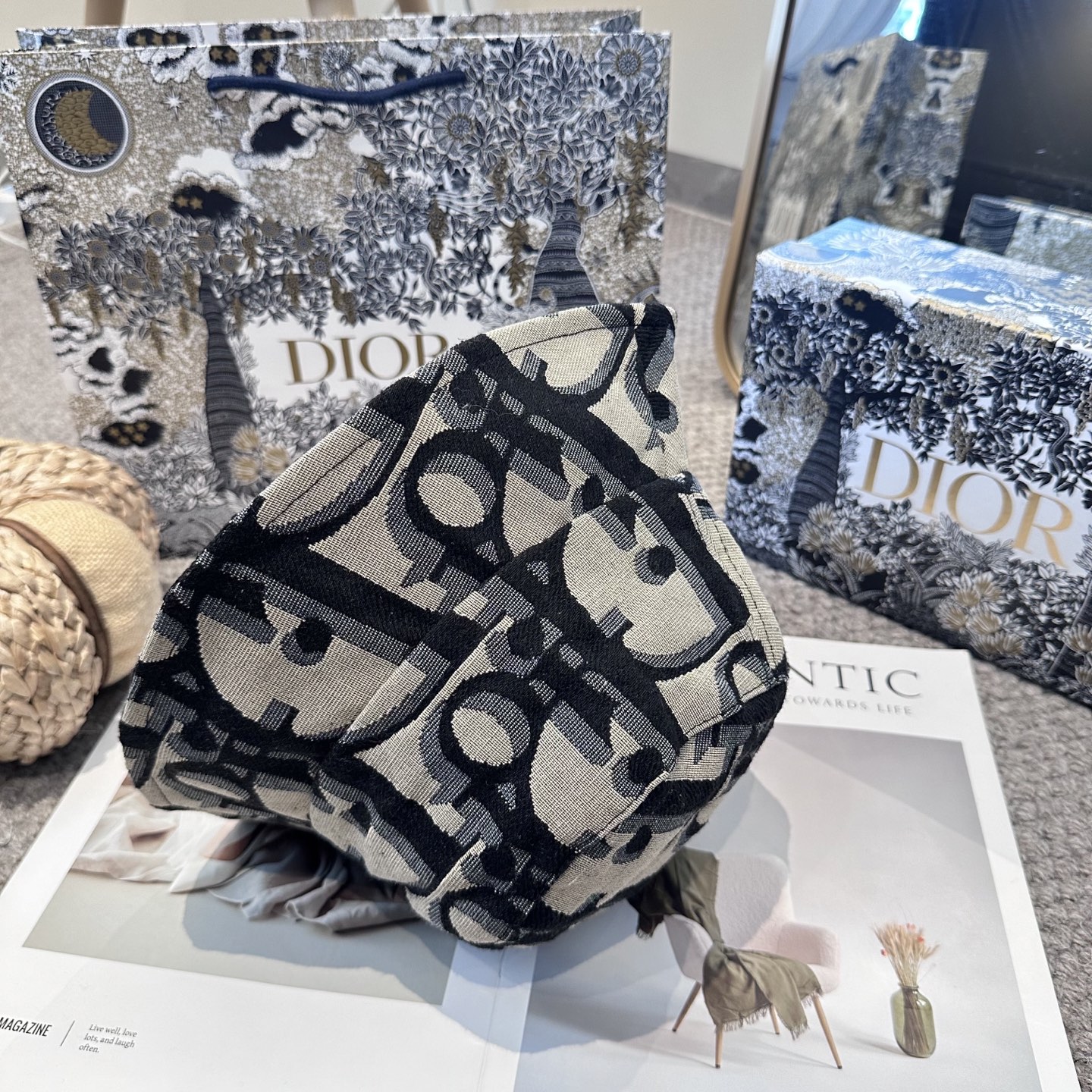 P70 迪奥Dior 官网最新老花 迪奥logo渔夫帽，防晒指数超高，特别显脸小，有型不软塌，可随意折叠，携带方便🤗