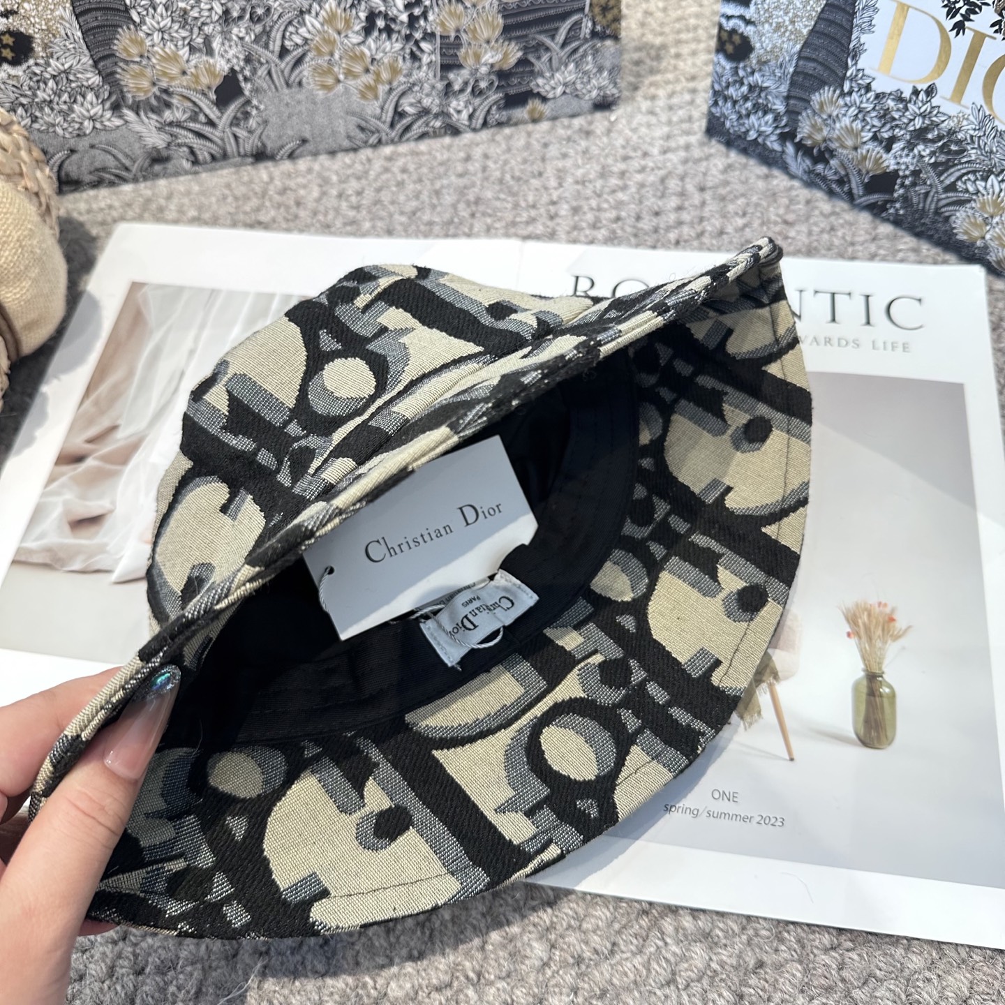 P70 迪奥Dior 官网最新老花 迪奥logo渔夫帽，防晒指数超高，特别显脸小，有型不软塌，可随意折叠，携带方便🤗