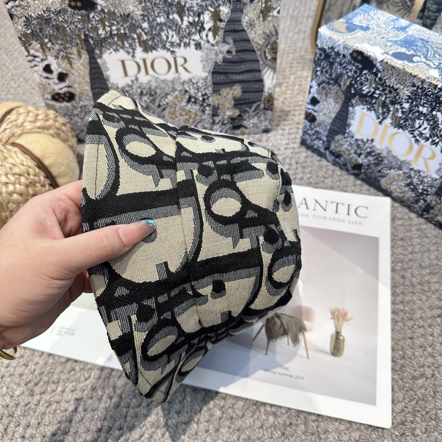 P70 迪奥Dior 官网最新老花 迪奥logo渔夫帽，防晒指数超高，特别显脸小，有型不软塌，可随意折叠，携带方便🤗