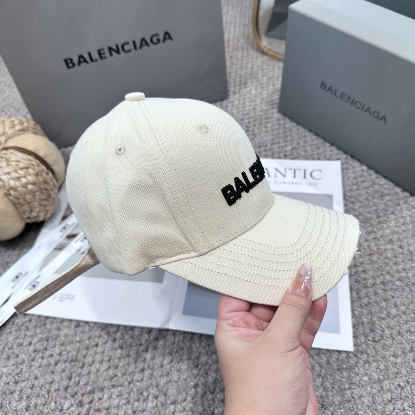  新品Balencia*a 巴黎世家字母新款棒球帽
现货秒发🧢简约时尚超级无敌好看的帽子！情侣款！