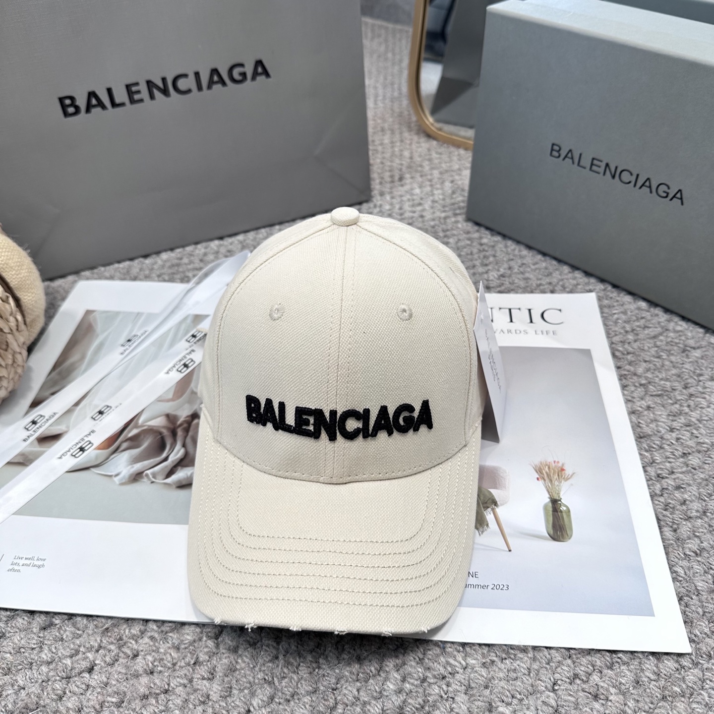  新品Balencia*a 巴黎世家字母新款棒球帽
现货秒发🧢简约时尚超级无敌好看的帽子！情侣款！