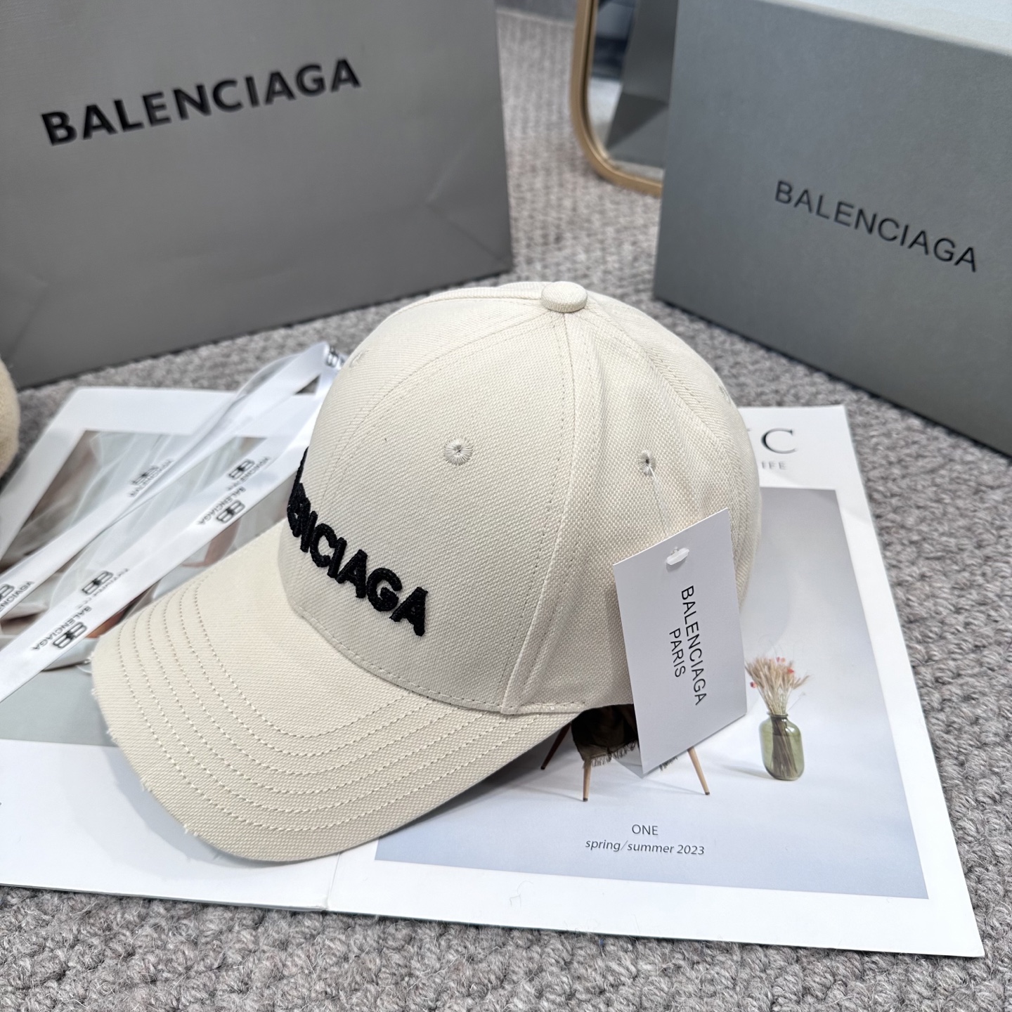  新品Balencia*a 巴黎世家字母新款棒球帽
现货秒发🧢简约时尚超级无敌好看的帽子！情侣款！