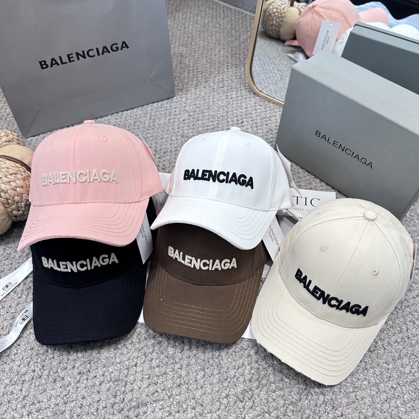  新品Balencia*a 巴黎世家字母新款棒球帽
现货秒发🧢简约时尚超级无敌好看的帽子！情侣款！