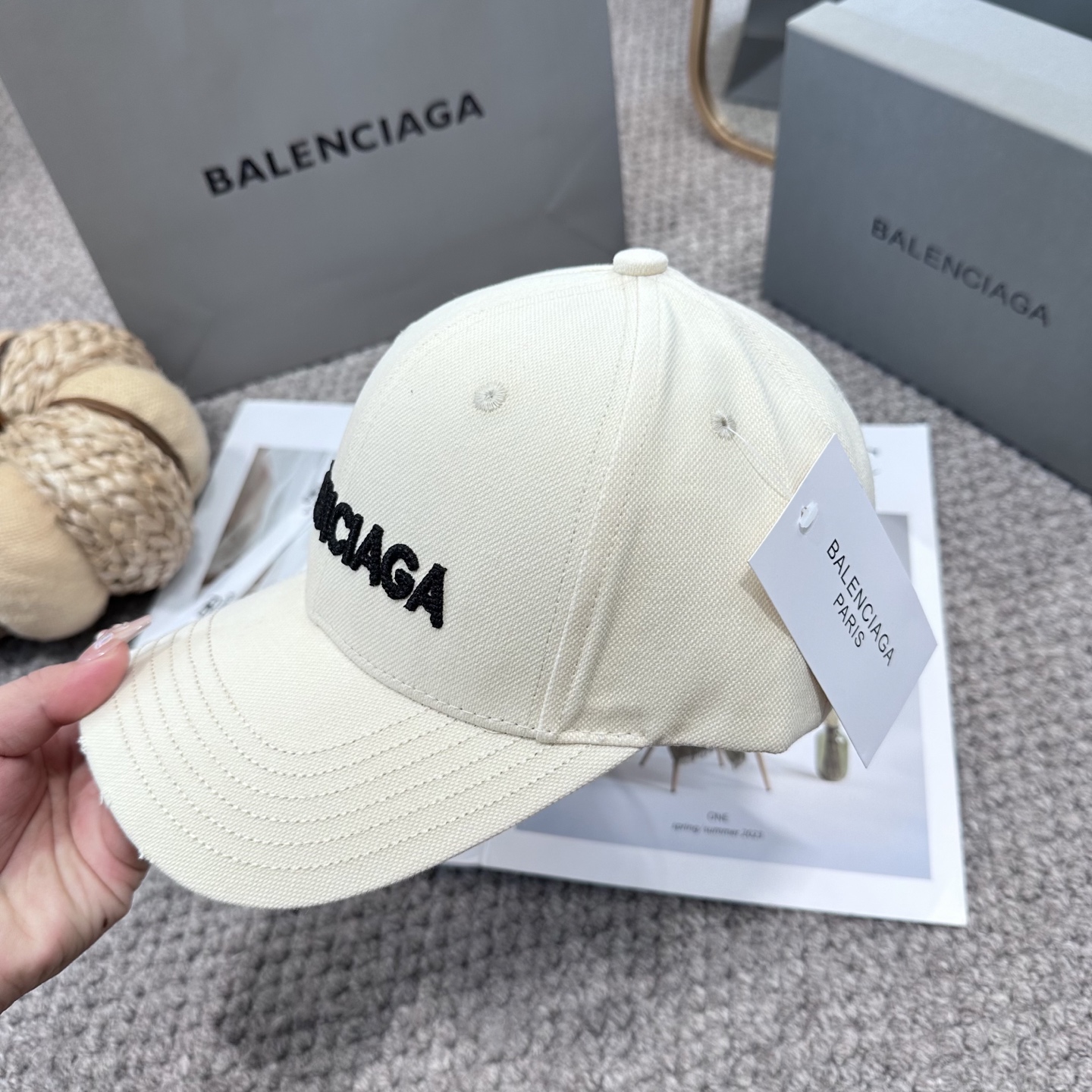 新品Balencia*a 巴黎世家字母新款棒球帽
现货秒发🧢简约时尚超级无敌好看的帽子！情侣款！