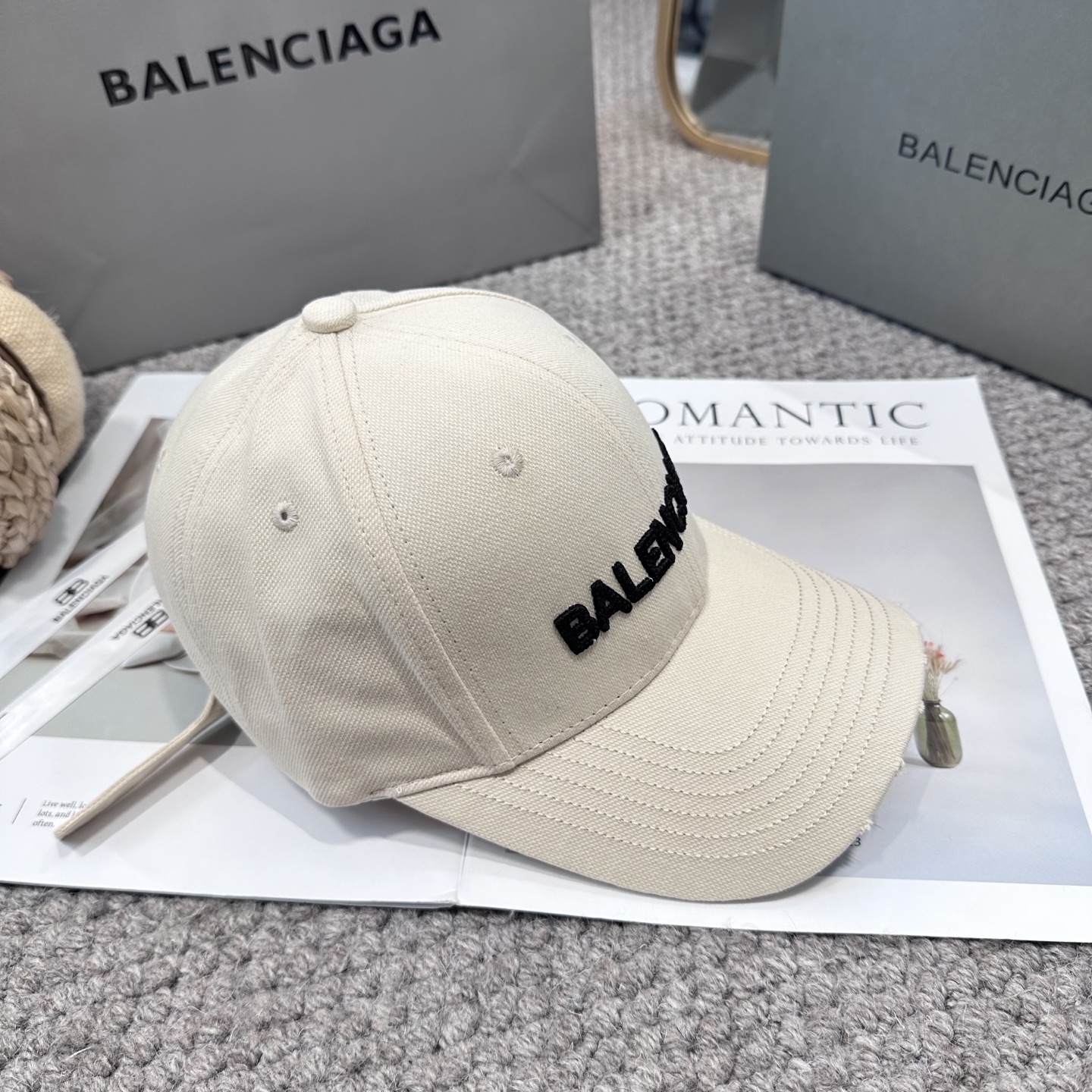  新品Balencia*a 巴黎世家字母新款棒球帽
现货秒发🧢简约时尚超级无敌好看的帽子！情侣款！