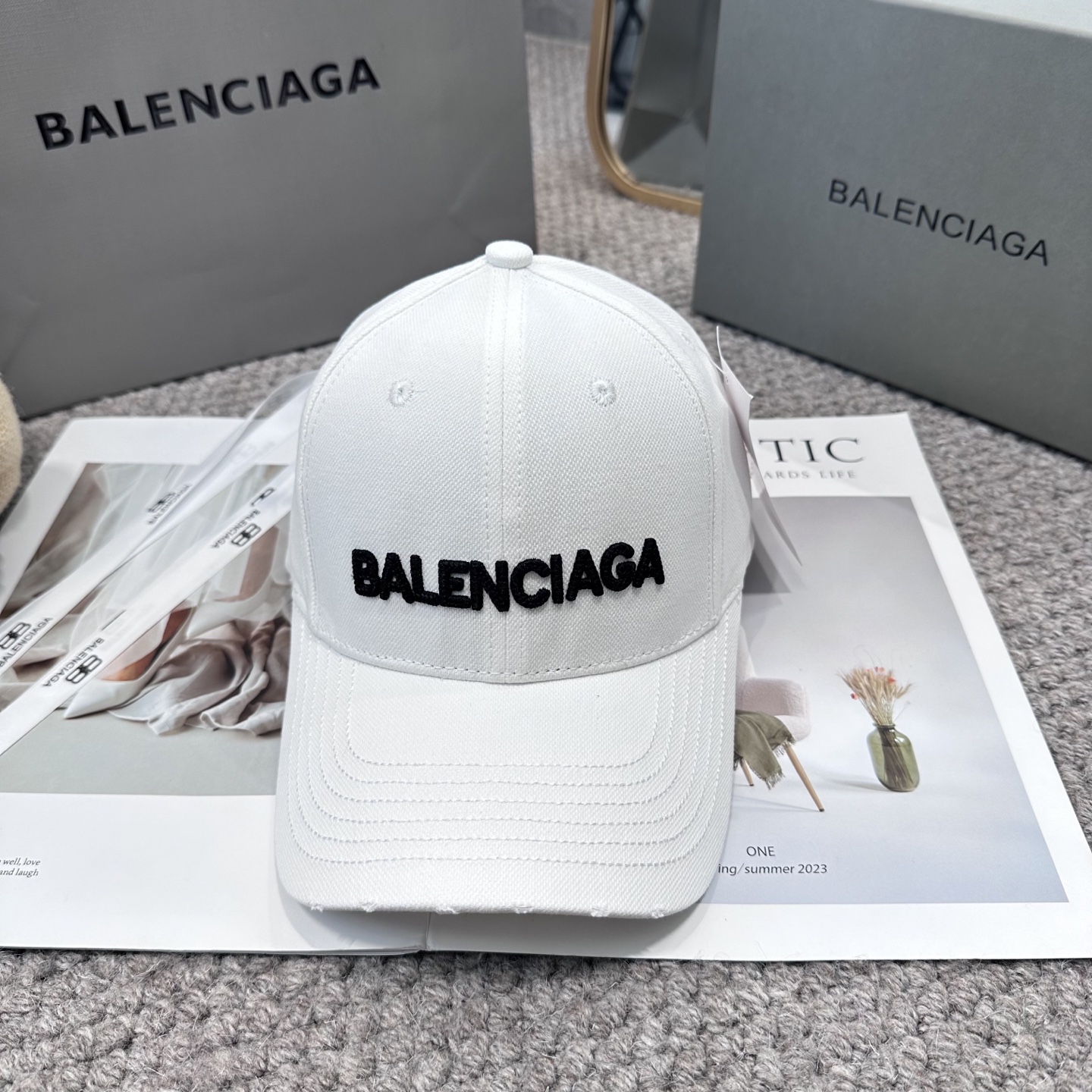  新品Balencia*a 巴黎世家字母新款棒球帽
现货秒发🧢简约时尚超级无敌好看的帽子！情侣款！