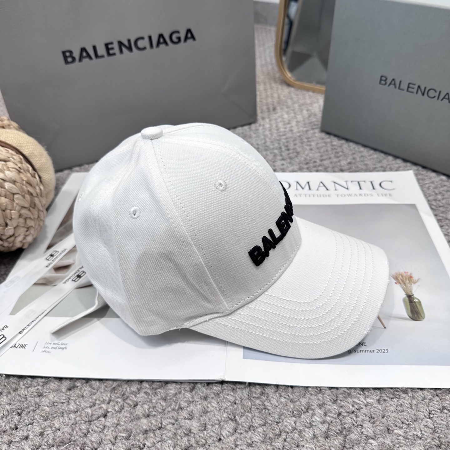  新品Balencia*a 巴黎世家字母新款棒球帽
现货秒发🧢简约时尚超级无敌好看的帽子！情侣款！