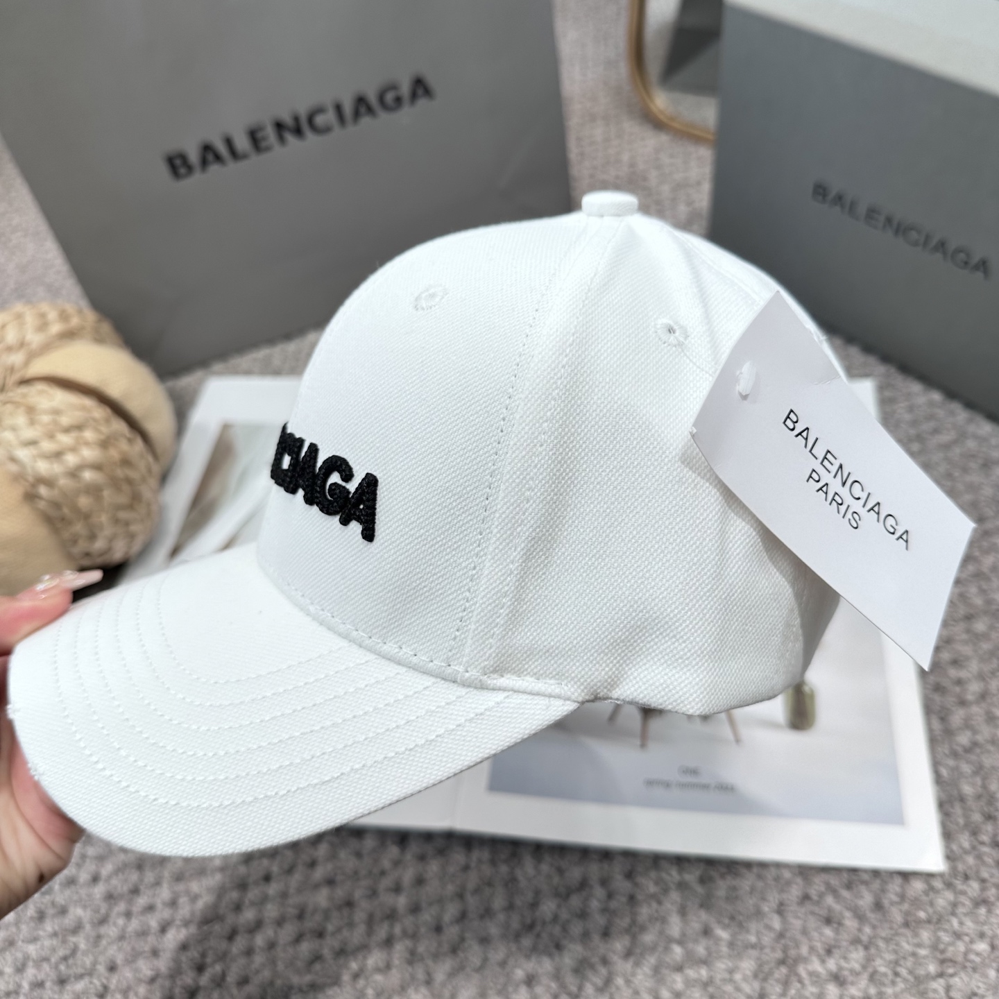  新品Balencia*a 巴黎世家字母新款棒球帽
现货秒发🧢简约时尚超级无敌好看的帽子！情侣款！