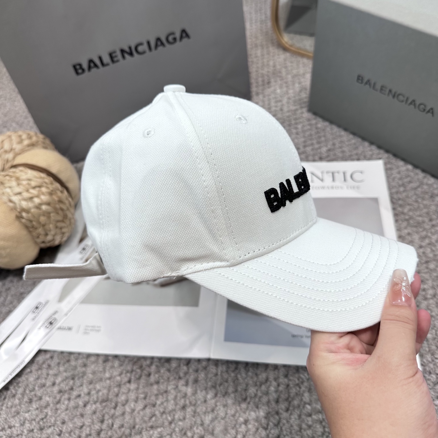  新品Balencia*a 巴黎世家字母新款棒球帽
现货秒发🧢简约时尚超级无敌好看的帽子！情侣款！