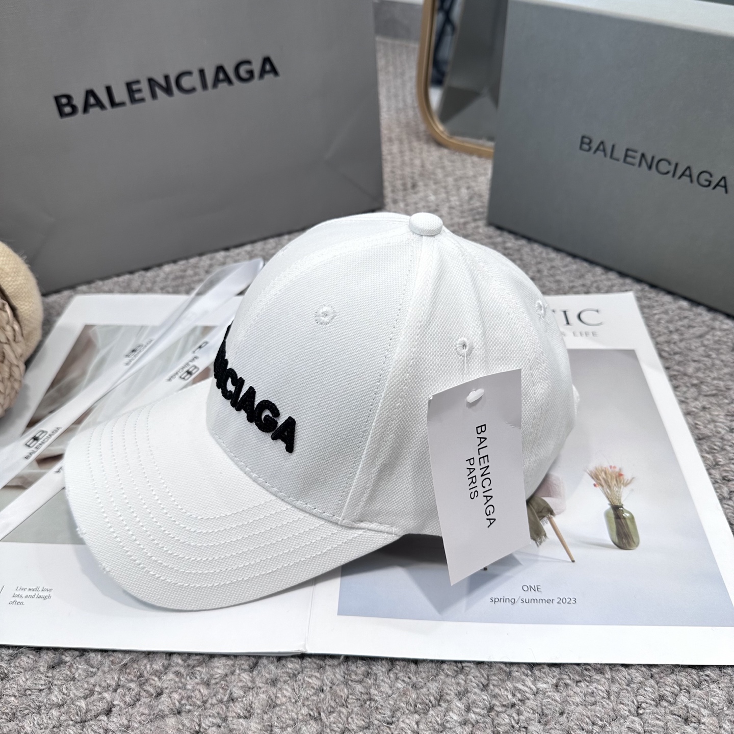 新品Balencia*a 巴黎世家字母新款棒球帽
现货秒发🧢简约时尚超级无敌好看的帽子！情侣款！