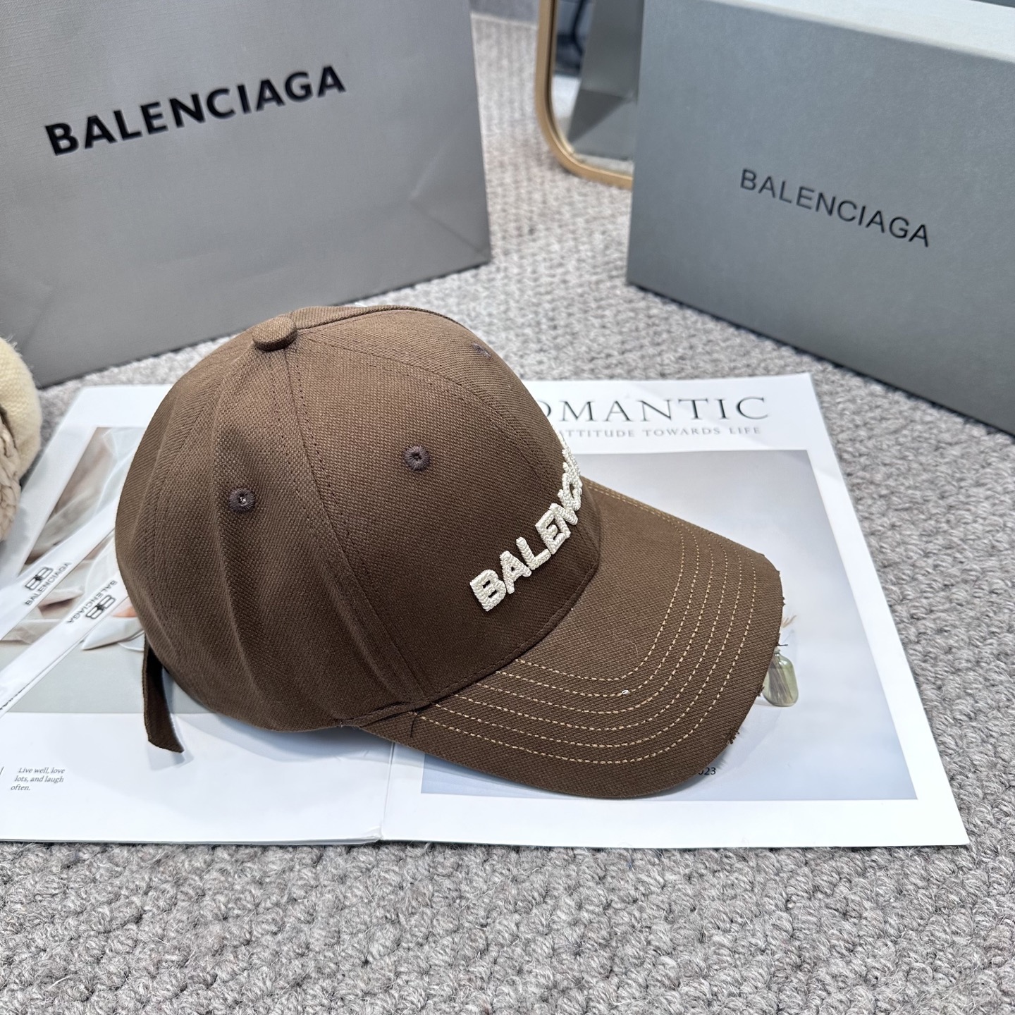  新品Balencia*a 巴黎世家字母新款棒球帽
现货秒发🧢简约时尚超级无敌好看的帽子！情侣款！