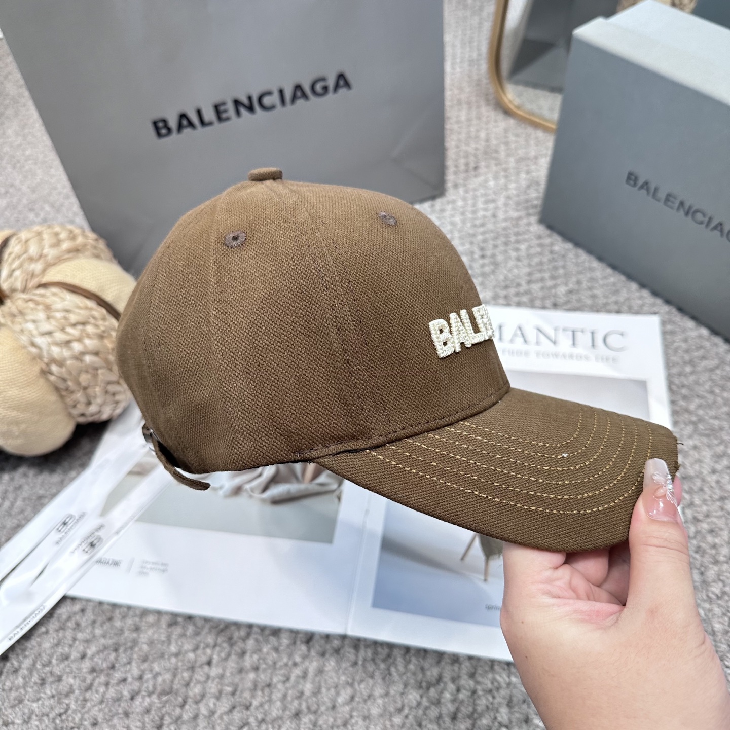  新品Balencia*a 巴黎世家字母新款棒球帽
现货秒发🧢简约时尚超级无敌好看的帽子！情侣款！