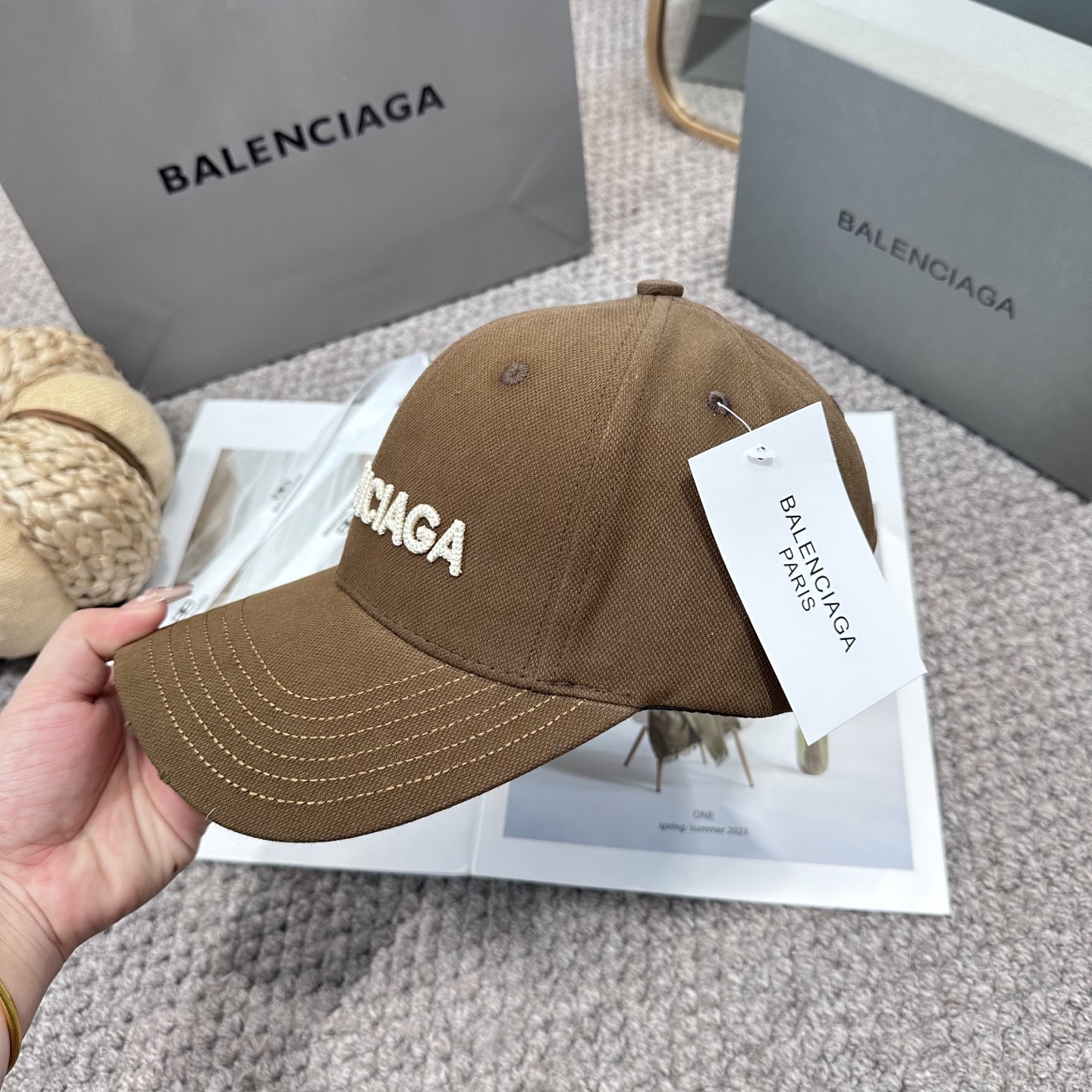  新品Balencia*a 巴黎世家字母新款棒球帽
现货秒发🧢简约时尚超级无敌好看的帽子！情侣款！