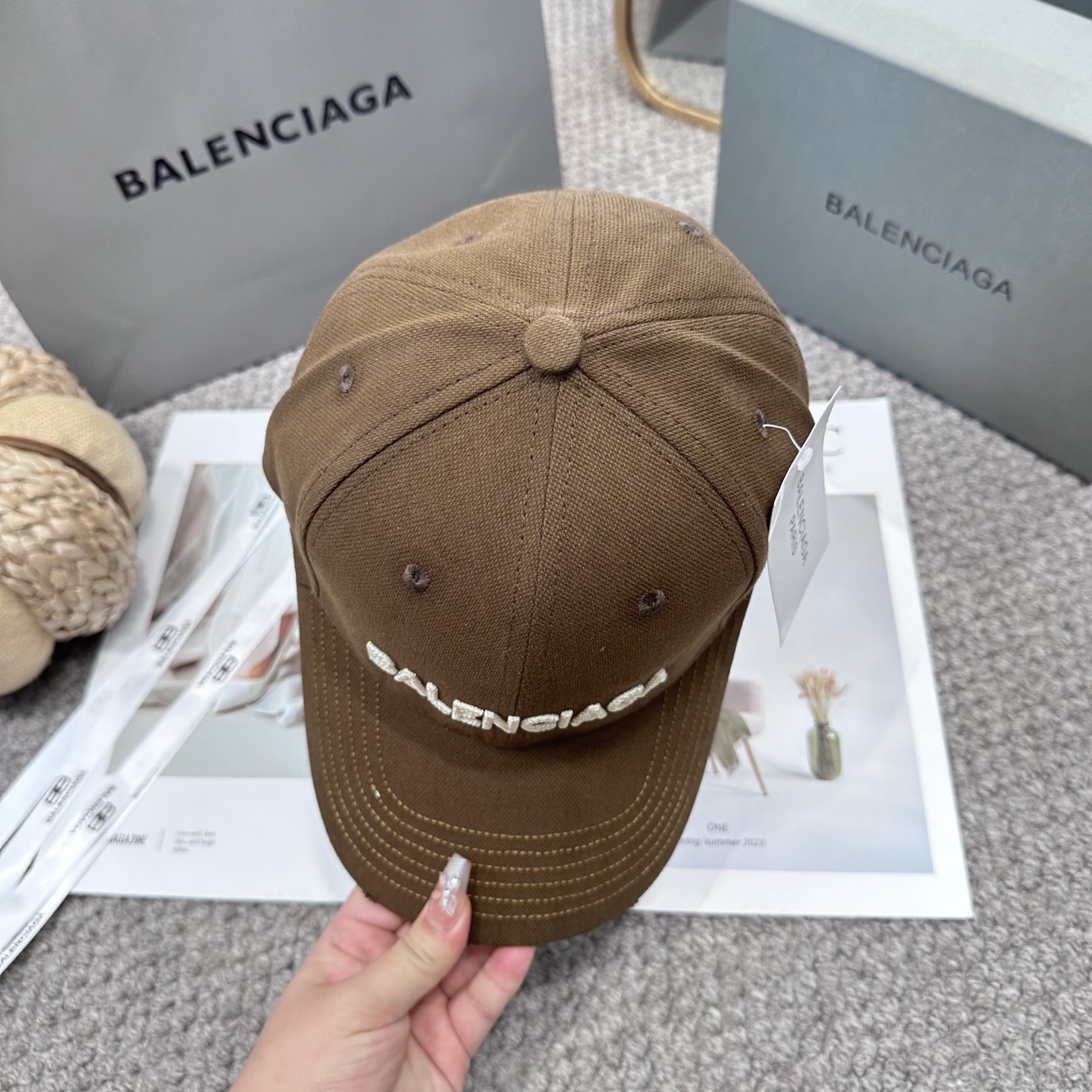  新品Balencia*a 巴黎世家字母新款棒球帽
现货秒发🧢简约时尚超级无敌好看的帽子！情侣款！