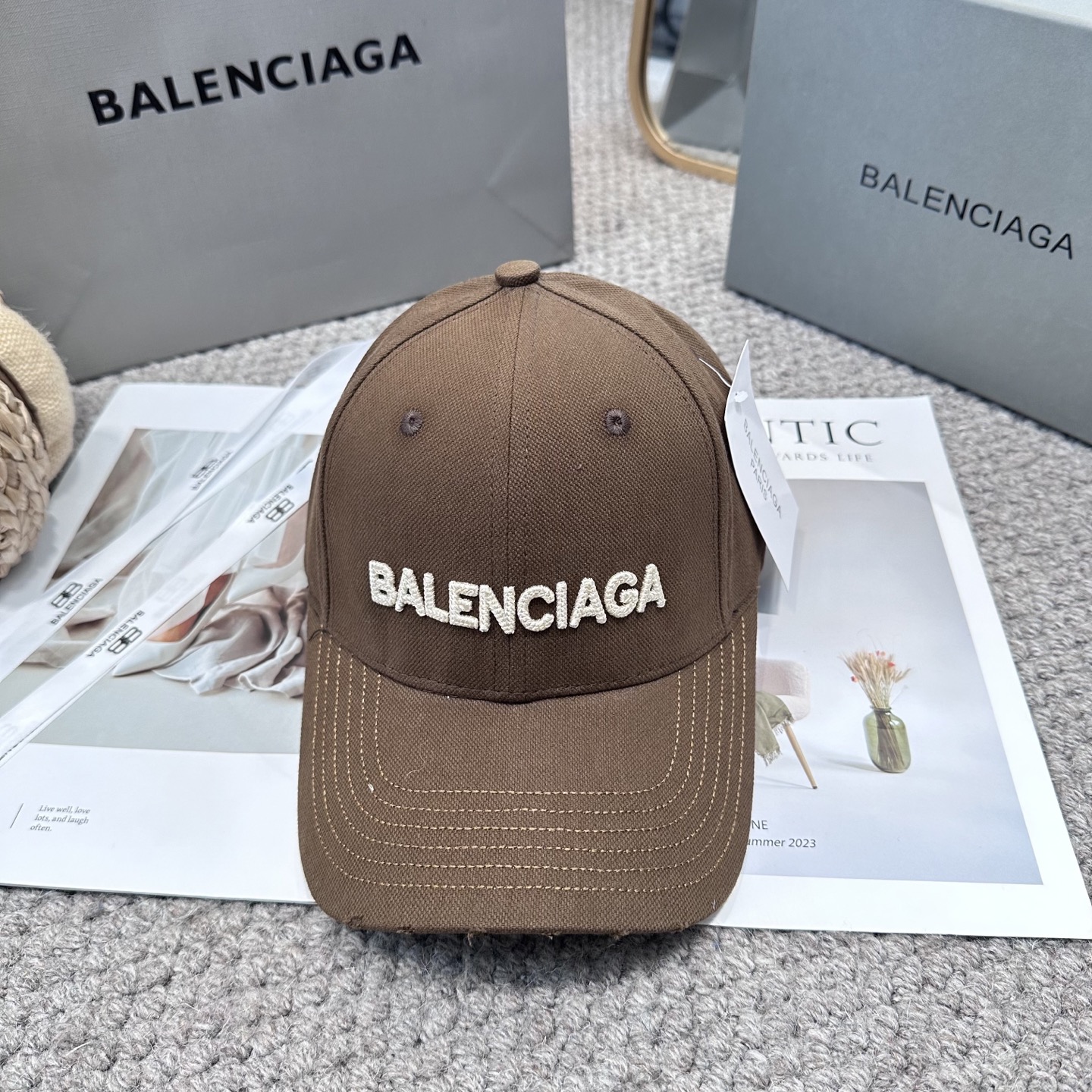  新品Balencia*a 巴黎世家字母新款棒球帽
现货秒发🧢简约时尚超级无敌好看的帽子！情侣款！