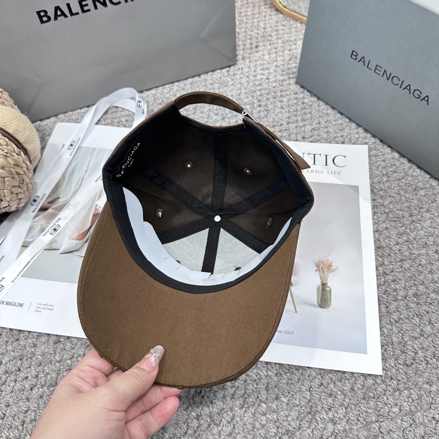  新品Balencia*a 巴黎世家字母新款棒球帽
现货秒发🧢简约时尚超级无敌好看的帽子！情侣款！