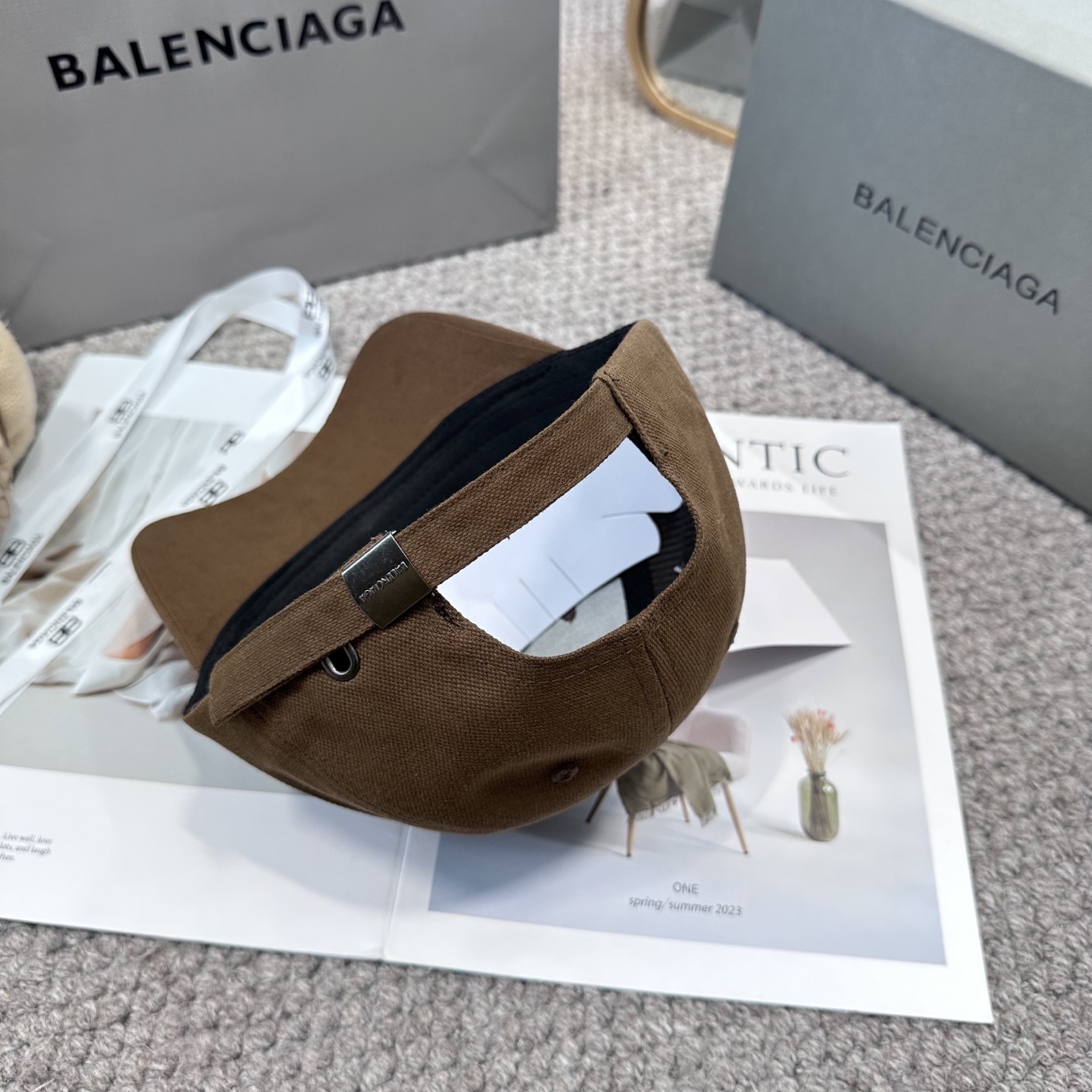  新品Balencia*a 巴黎世家字母新款棒球帽
现货秒发🧢简约时尚超级无敌好看的帽子！情侣款！
