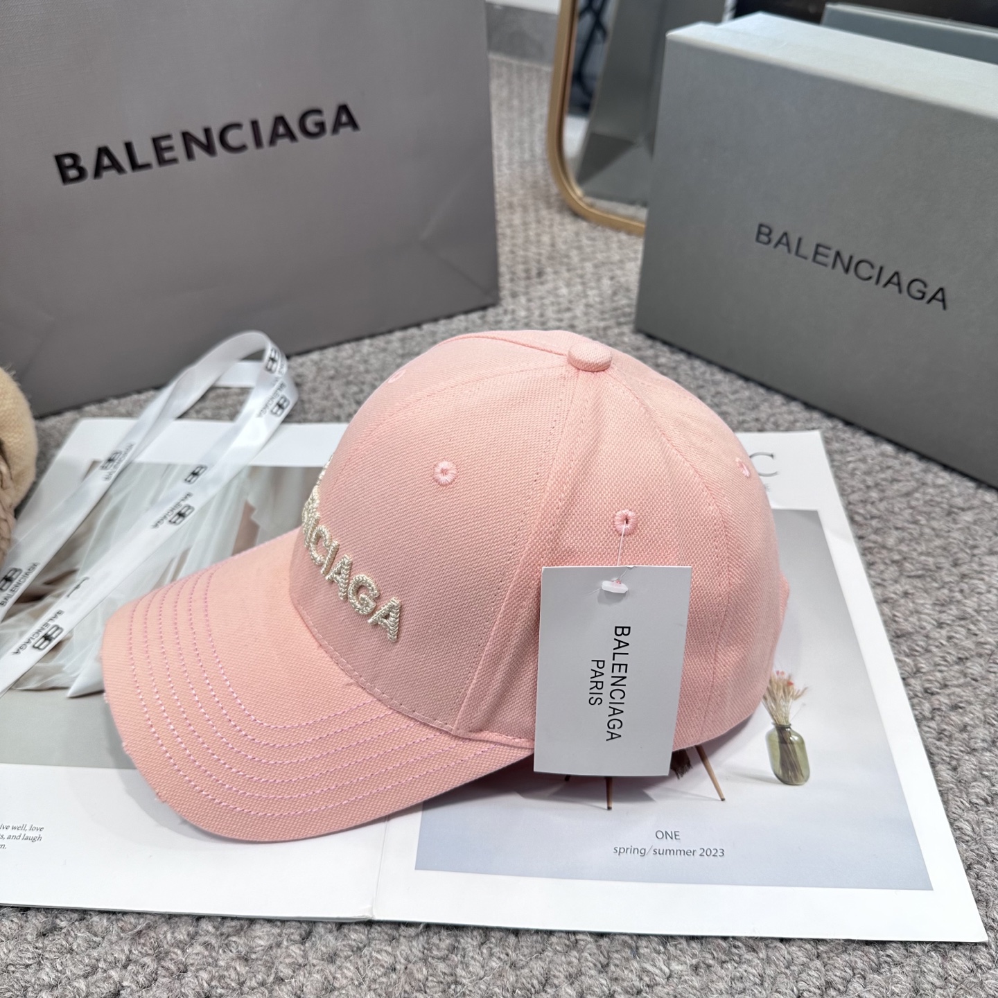 新品Balencia*a 巴黎世家字母新款棒球帽
现货秒发🧢简约时尚超级无敌好看的帽子！情侣款！