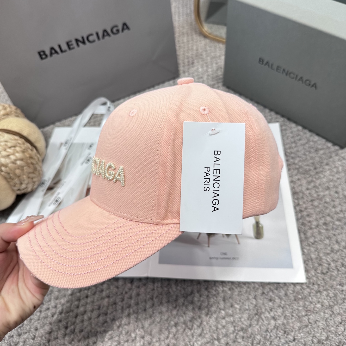  新品Balencia*a 巴黎世家字母新款棒球帽
现货秒发🧢简约时尚超级无敌好看的帽子！情侣款！