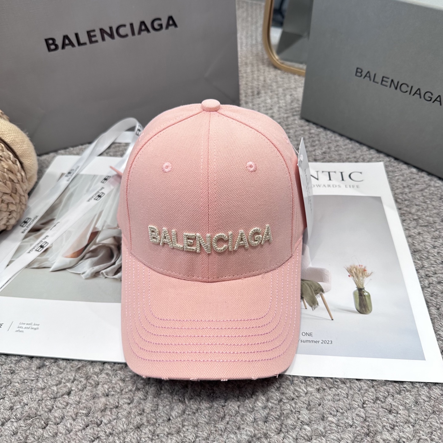  新品Balencia*a 巴黎世家字母新款棒球帽
现货秒发🧢简约时尚超级无敌好看的帽子！情侣款！