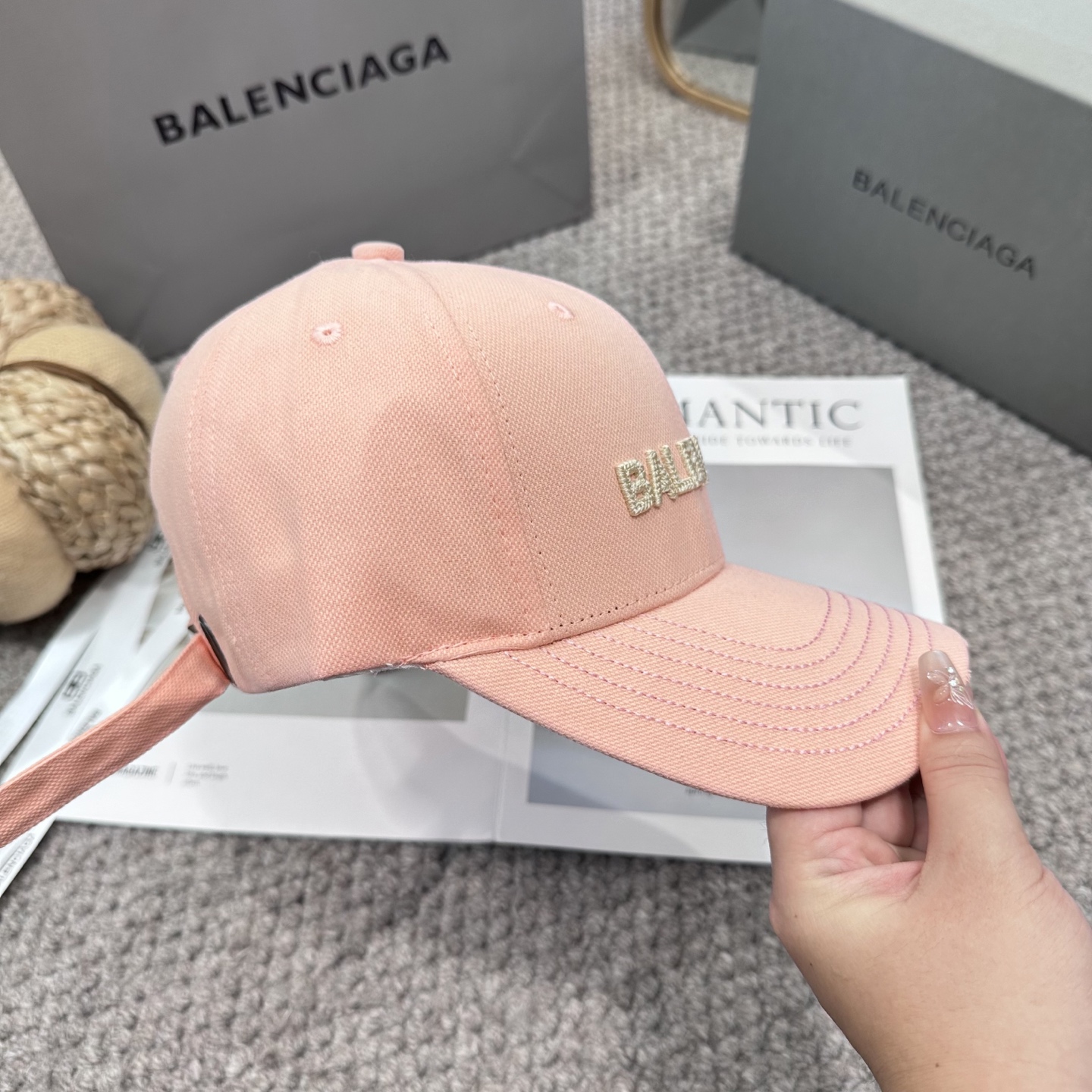  新品Balencia*a 巴黎世家字母新款棒球帽
现货秒发🧢简约时尚超级无敌好看的帽子！情侣款！