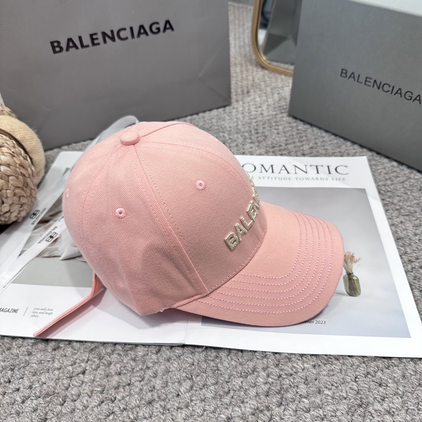  新品Balencia*a 巴黎世家字母新款棒球帽
现货秒发🧢简约时尚超级无敌好看的帽子！情侣款！
