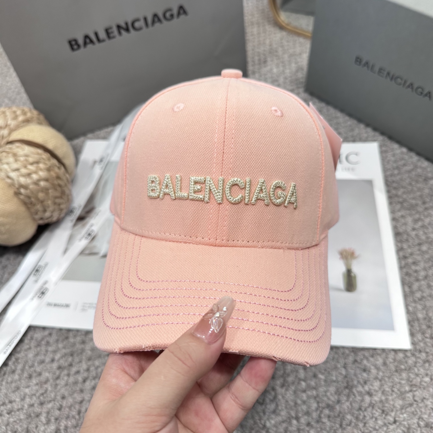 新品Balencia*a 巴黎世家字母新款棒球帽
现货秒发🧢简约时尚超级无敌好看的帽子！情侣款！