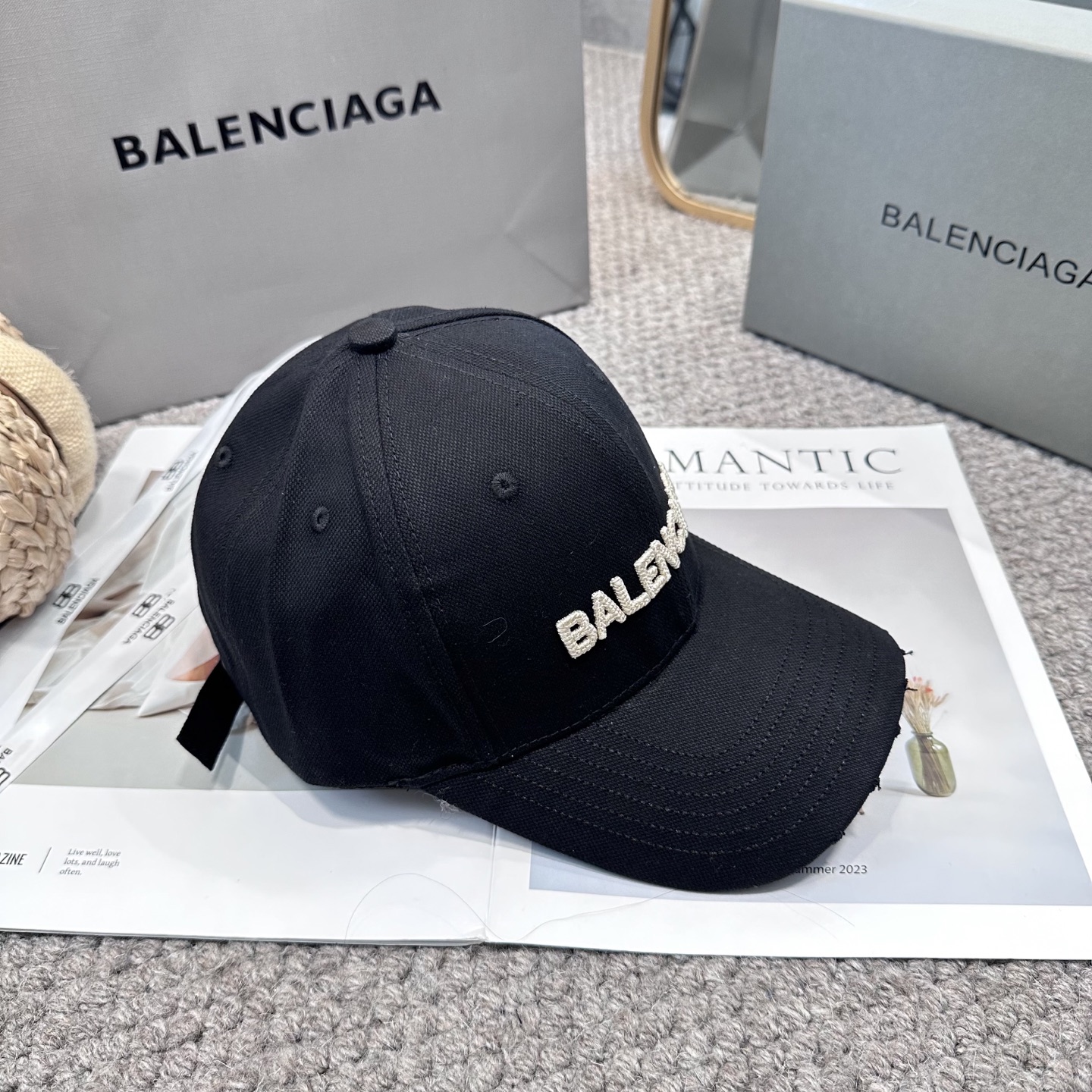  新品Balencia*a 巴黎世家字母新款棒球帽
现货秒发🧢简约时尚超级无敌好看的帽子！情侣款！