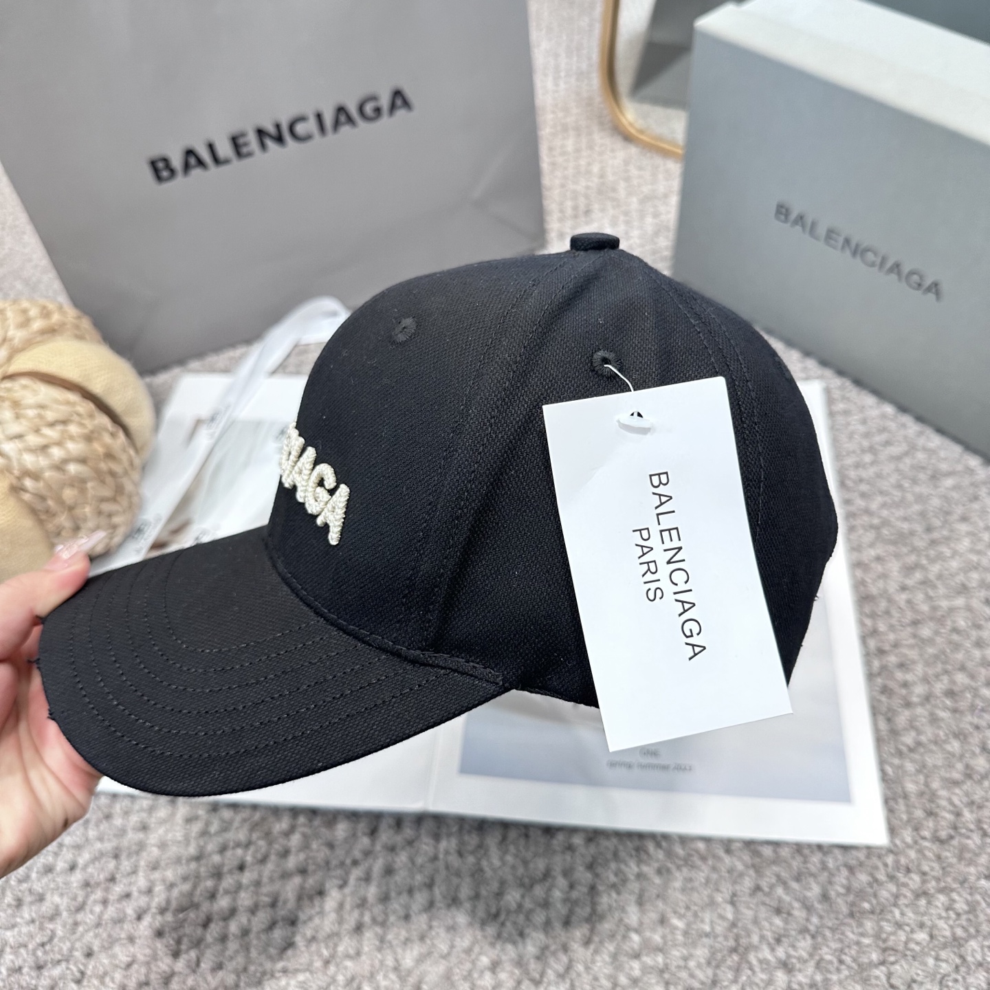 新品Balencia*a 巴黎世家字母新款棒球帽
现货秒发🧢简约时尚超级无敌好看的帽子！情侣款！