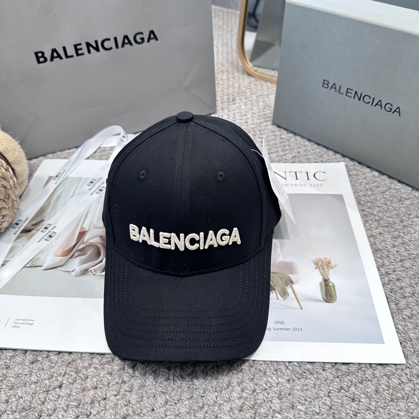 新品Balencia*a 巴黎世家字母新款棒球帽
现货秒发🧢简约时尚超级无敌好看的帽子！情侣款！