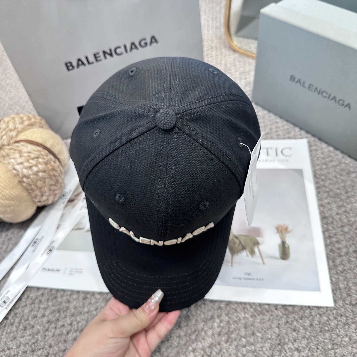  新品Balencia*a 巴黎世家字母新款棒球帽
现货秒发🧢简约时尚超级无敌好看的帽子！情侣款！