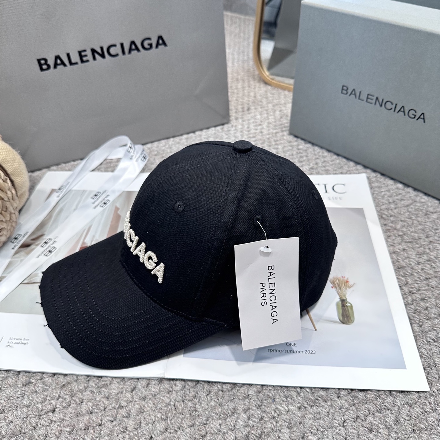  新品Balencia*a 巴黎世家字母新款棒球帽
现货秒发🧢简约时尚超级无敌好看的帽子！情侣款！