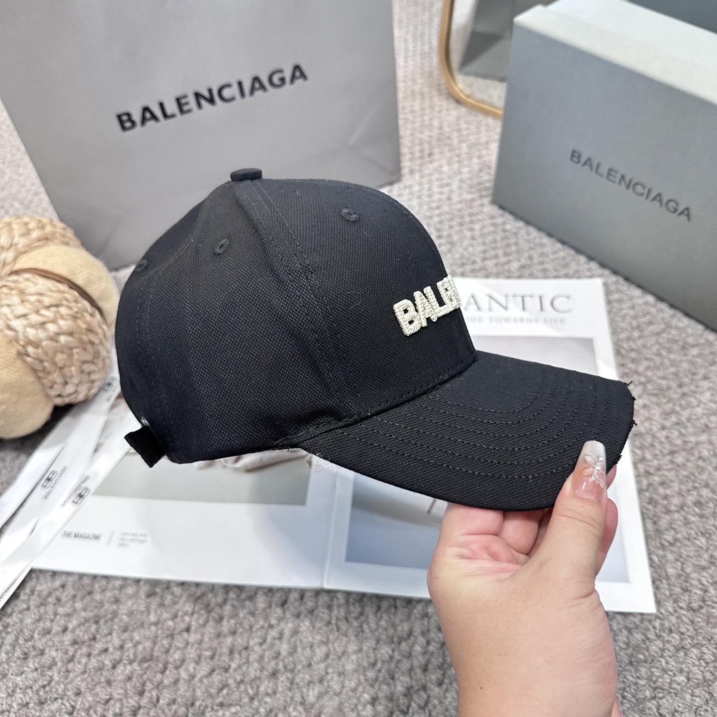  新品Balencia*a 巴黎世家字母新款棒球帽
现货秒发🧢简约时尚超级无敌好看的帽子！情侣款！
