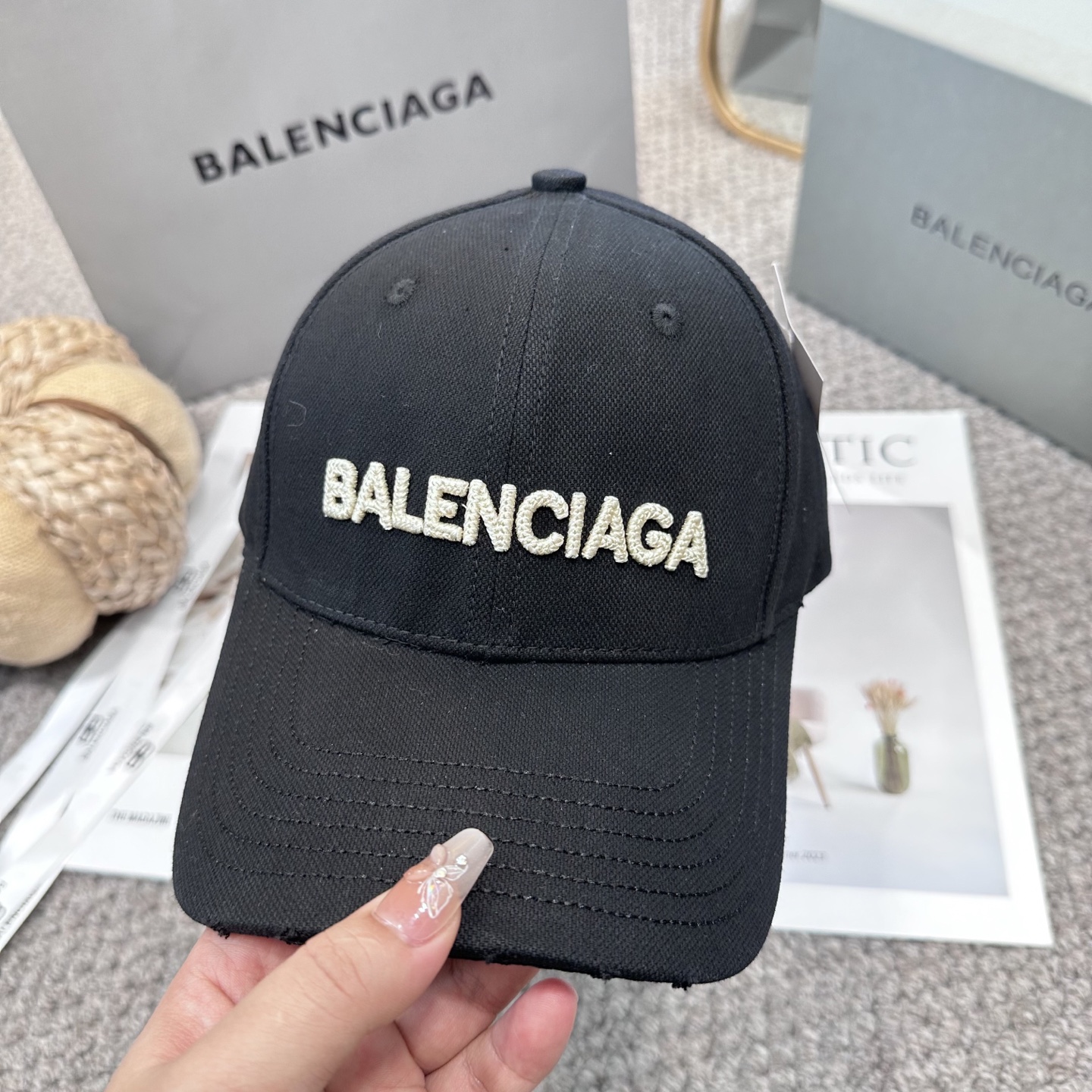  新品Balencia*a 巴黎世家字母新款棒球帽
现货秒发🧢简约时尚超级无敌好看的帽子！情侣款！