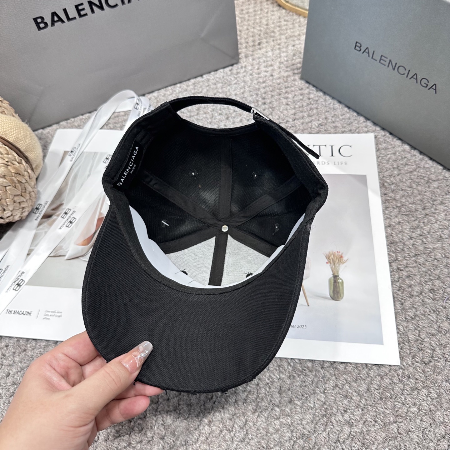  新品Balencia*a 巴黎世家字母新款棒球帽
现货秒发🧢简约时尚超级无敌好看的帽子！情侣款！