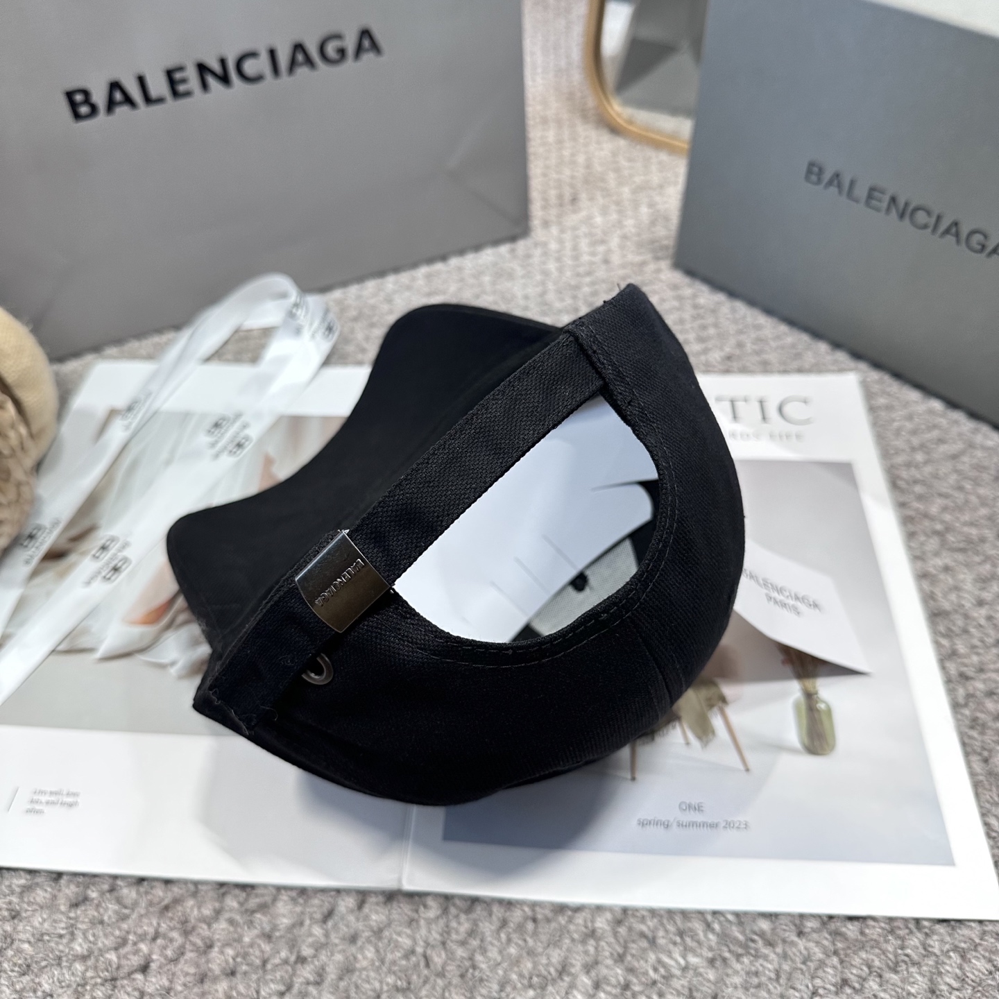  新品Balencia*a 巴黎世家字母新款棒球帽
现货秒发🧢简约时尚超级无敌好看的帽子！情侣款！