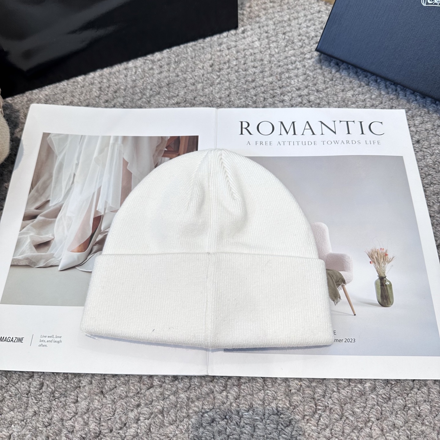 克罗心 秋冬款羊毛针织毛线帽这款必定是极简主义的最爱干净，利索，时尚百搭，绝对不挑脸型！属于时尚经典的万