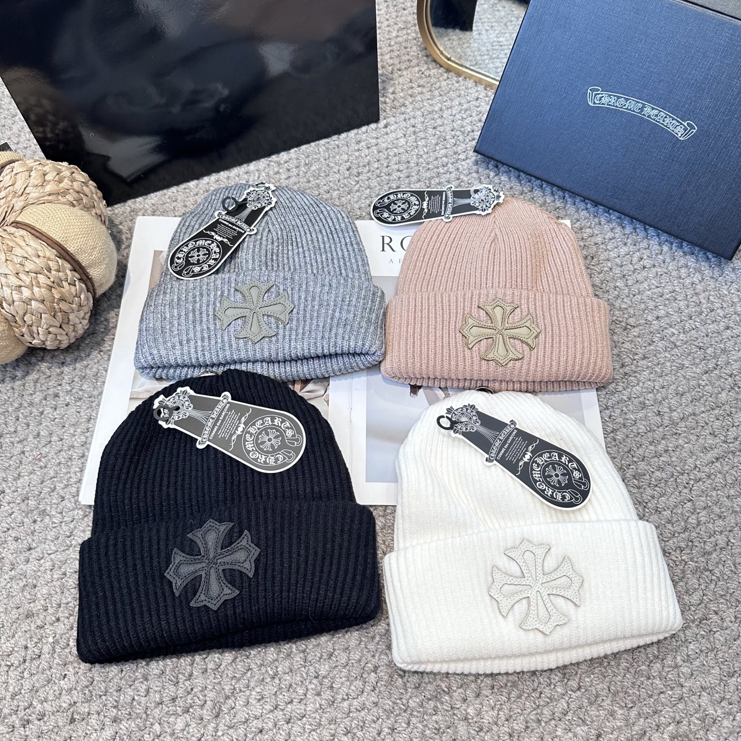 克罗心 秋冬款羊毛针织毛线帽这款必定是极简主义的最爱干净，利索，时尚百搭，绝对不挑脸型！属于时尚经典的万