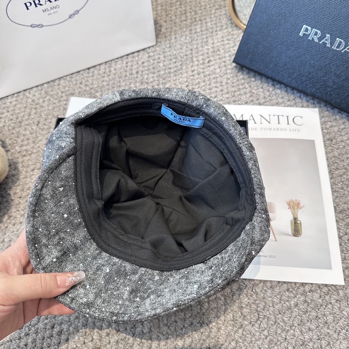 PRADA普拉达2025新款时尚百搭八角帽 子休闲百搭贝雷帽亮片画家帽。非常有质感的一款