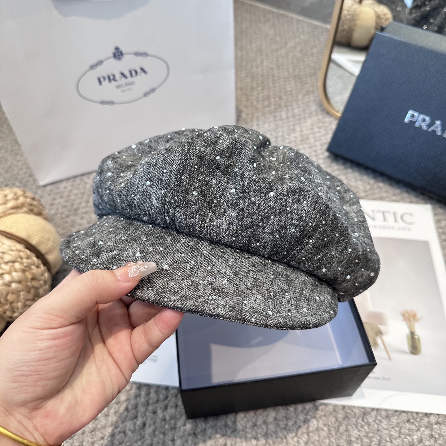  PRADA普拉达2025新款时尚百搭八角帽 子休闲百搭贝雷帽亮片画家帽。非常有质感的一款