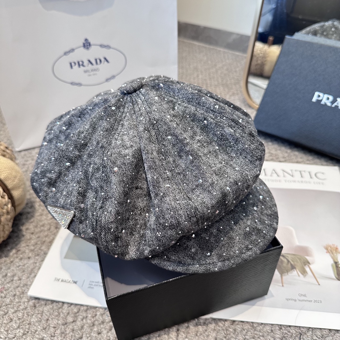  PRADA普拉达2025新款时尚百搭八角帽 子休闲百搭贝雷帽亮片画家帽。非常有质感的一款