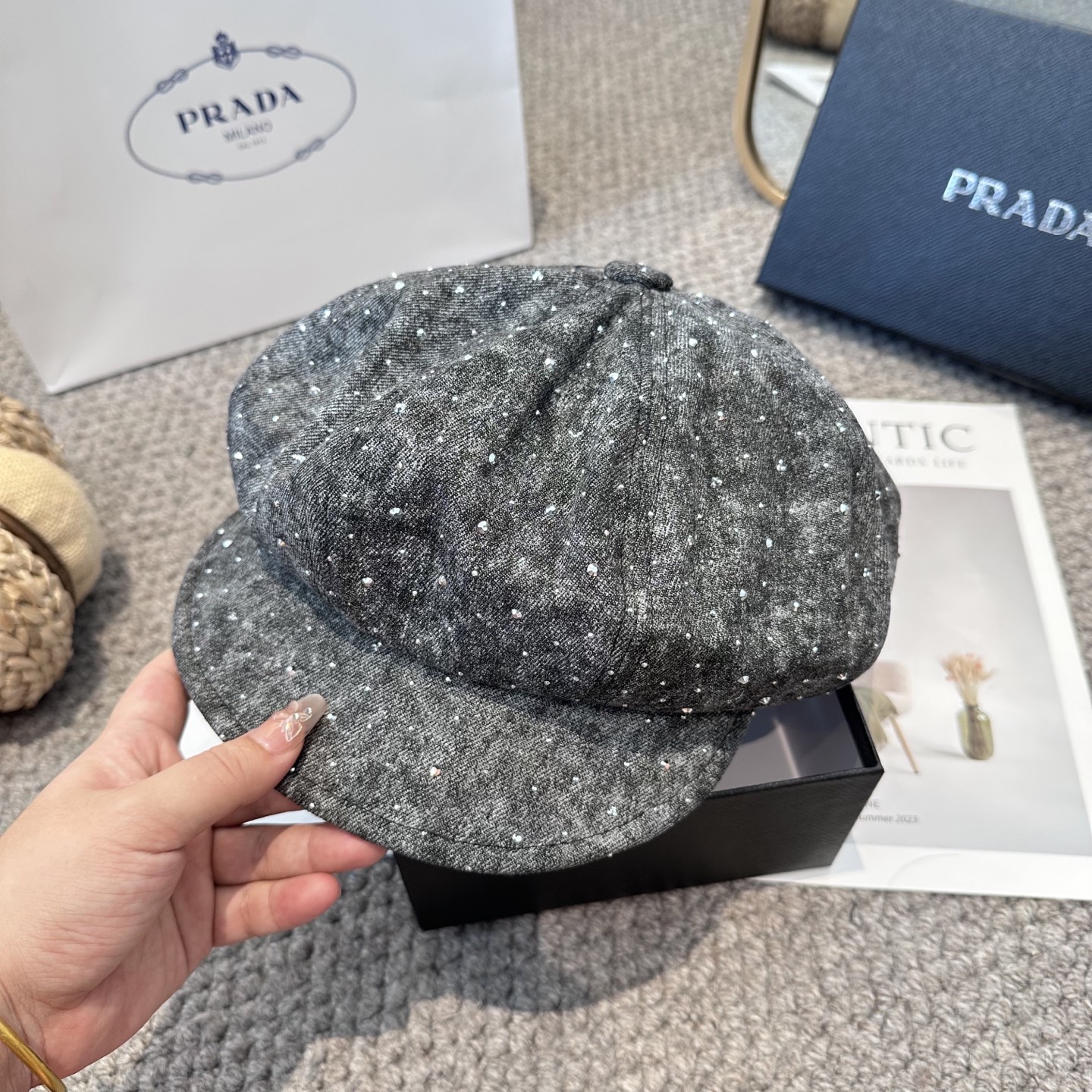  PRADA普拉达2025新款时尚百搭八角帽 子休闲百搭贝雷帽亮片画家帽。非常有质感的一款